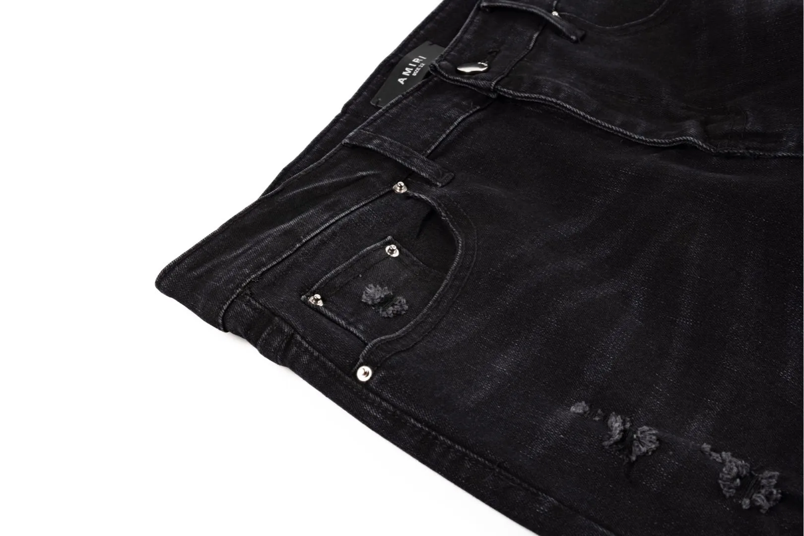 P260 AMIRI Washed Distressed High Street Slim Towel Embroidered Jeans Trousers - In recent years, high street has become an increasingly common word in men's clothing. High street style has also become an important direction for everyone to match. High street related items are basically inseparable from oversize or off-shoulder tops. The lower body is paired with trackpants or tight-fitting denim. In my opinion, the most representative one is perhaps the annihilation. It is operated by Ningbo Washing Factory. Front Back. The whiskers on the trouser legs are beautiful and faded, full of high-end sense. The knee part is destroyed and the leather design has been used as a facade design. Leather waist nameplate. Customized crotch placket hardware. Engraved molding. Style number: 1628. Size: 30 32 34 36 38