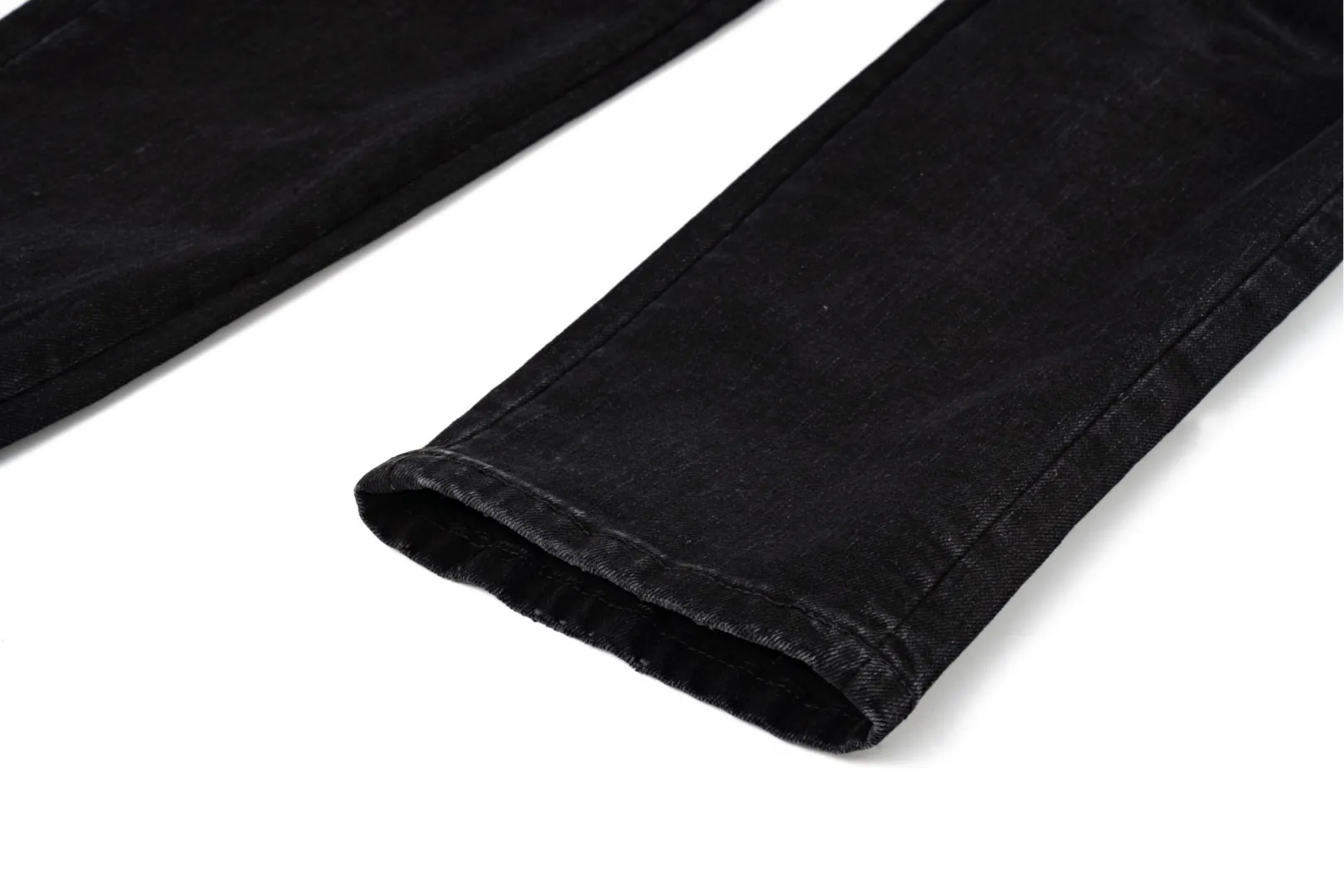 P260 AMIRI Washed Distressed High Street Slim Towel Embroidered Jeans Trousers - In recent years, high street has become an increasingly common word in men's clothing. High street style has also become an important direction for everyone to match. High street related items are basically inseparable from oversize or off-shoulder tops. The lower body is paired with trackpants or tight-fitting denim. In my opinion, the most representative one is perhaps the annihilation. It is operated by Ningbo Washing Factory. Front Back. The whiskers on the trouser legs are beautiful and faded, full of high-end sense. The knee part is destroyed and the leather design has been used as a facade design. Leather waist nameplate. Customized crotch placket hardware. Engraved molding. Style number: 1628. Size: 30 32 34 36 38
