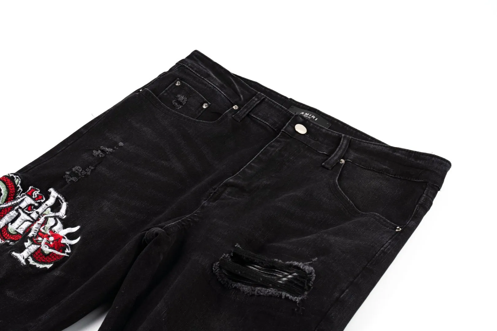 P260 AMIRI Washed Distressed High Street Slim Towel Embroidered Jeans Trousers - In recent years, high street has become an increasingly common word in men's clothing. High street style has also become an important direction for everyone to match. High street related items are basically inseparable from oversize or off-shoulder tops. The lower body is paired with trackpants or tight-fitting denim. In my opinion, the most representative one is perhaps the annihilation. It is operated by Ningbo Washing Factory. Front Back. The whiskers on the trouser legs are beautiful and faded, full of high-end sense. The knee part is destroyed and the leather design has been used as a facade design. Leather waist nameplate. Customized crotch placket hardware. Engraved molding. Style number: 1628. Size: 30 32 34 36 38