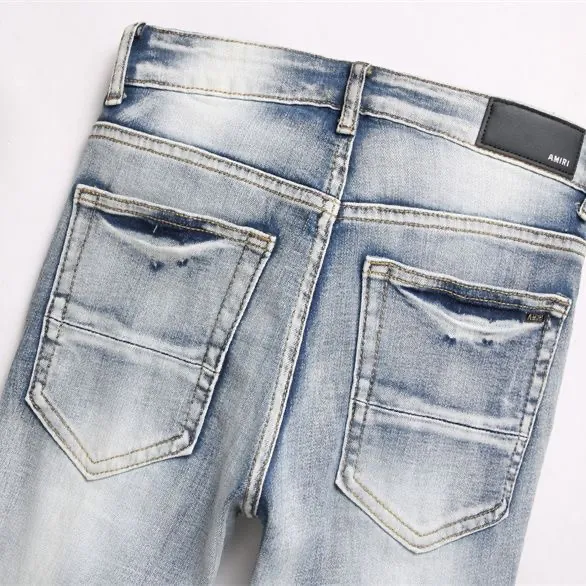 #M40 P168💰 Amiri classic embroidered patched leather ripped letter jeans, slim fit jeans, produced by a major washed factory, full of high-end feel, partially destroyed knee design with leather patch design, has been used as a facade design, leather waist nameplate, the focus of this style is not on the washing, but on the destroyed shape and version. The secret lies in the craftsmanship of the master. The cost of post-processing, grinding, cutting, etc. is far beyond the cost of assembly line products. Color: Picture color Size: 30-32-34-36
