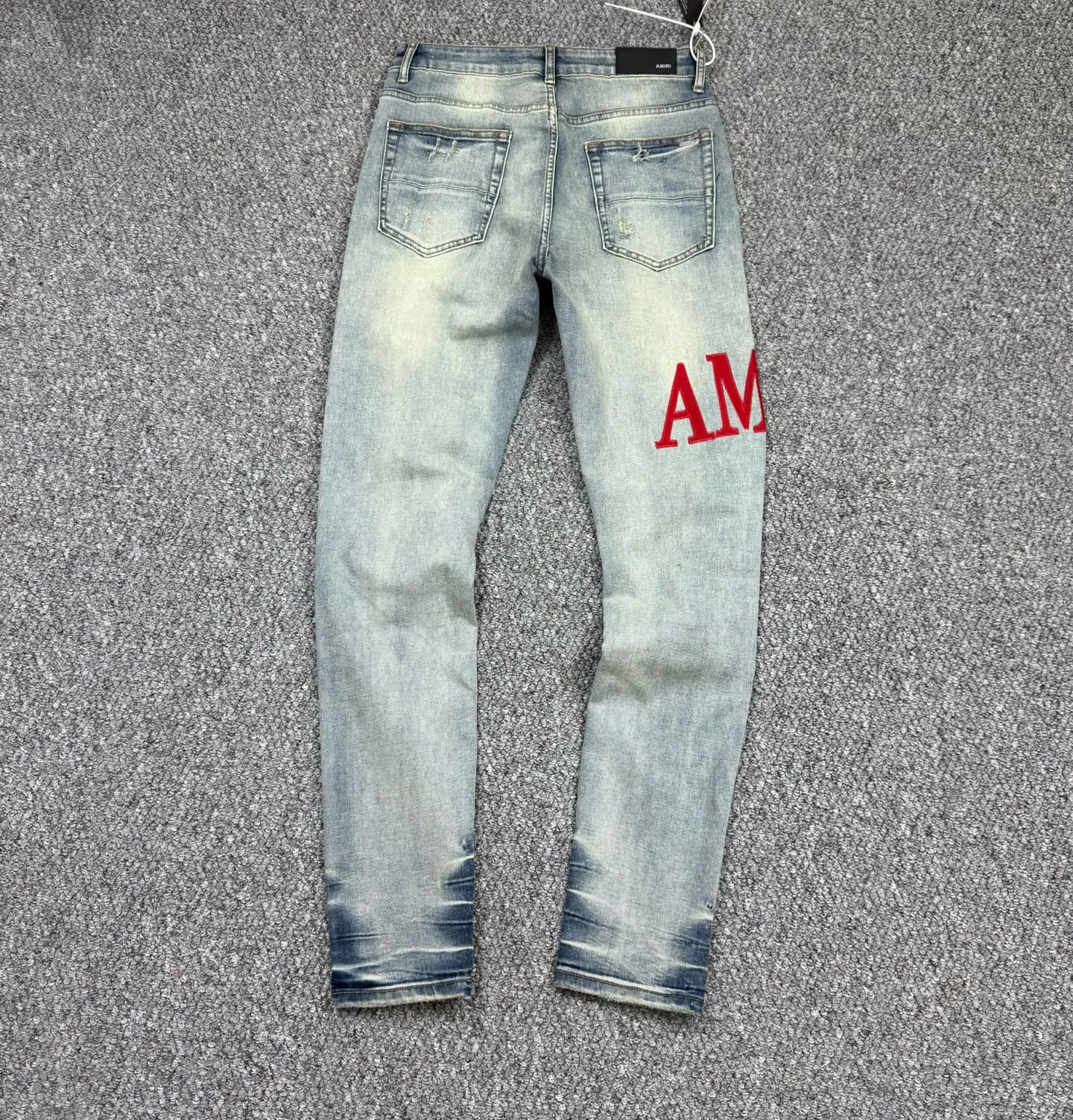 P260 Style number: H57 AMIRI & AMIRI new jeans with linhchuan embroidered logo, washed holes pattern, denim shorts, elastic denim trousers, same style for men and women. Accessories: complete accessories, all in original packaging, two hang tags to distinguish the low-end version. The hardware is standard to the original original aluminum alloy buckle with logo, and every detail is superior to any version on the market. Fabric: Genuine pattern-making and standard genuine custom-made imported fabrics adopt unique washing and dyeing methods, and are individually hand-painted - hand-painted to make ripped micro-elastic jeans Color: blue Size: 30 32 34 36