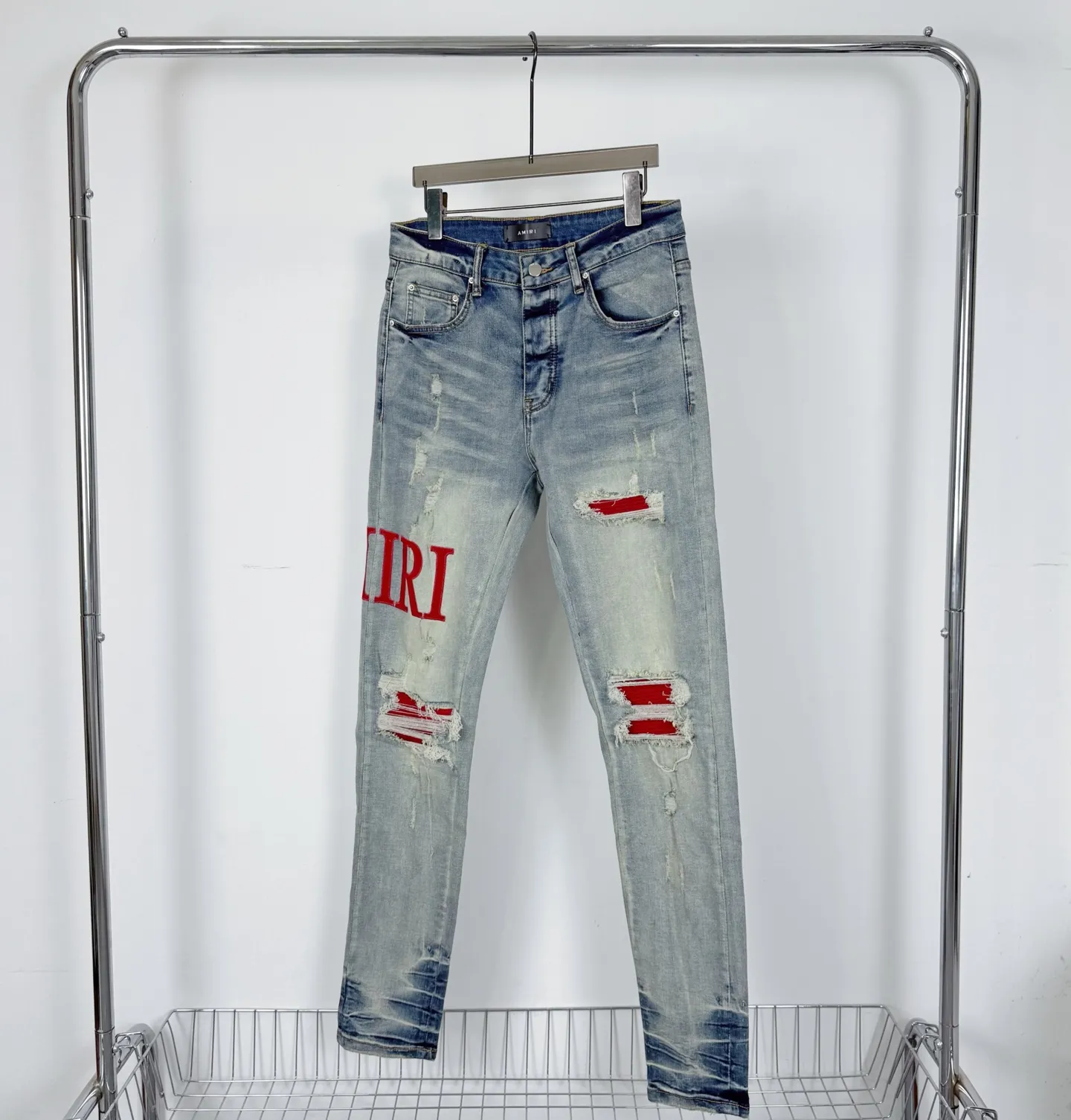 P260 Style number: H57 AMIRI & AMIRI new jeans with linhchuan embroidered logo, washed holes pattern, denim shorts, elastic denim trousers, same style for men and women. Accessories: complete accessories, all in original packaging, two hang tags to distinguish the low-end version. The hardware is standard to the original original aluminum alloy buckle with logo, and every detail is superior to any version on the market. Fabric: Genuine pattern-making and standard genuine custom-made imported fabrics adopt unique washing and dyeing methods, and are individually hand-painted - hand-painted to make ripped micro-elastic jeans Color: blue Size: 30 32 34 36