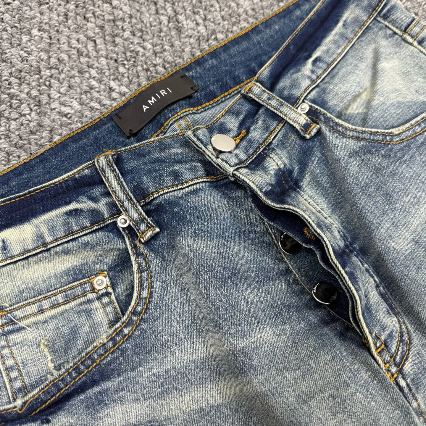 P260 Style number: H57 AMIRI & AMIRI new jeans with linhchuan embroidered logo, washed holes pattern, denim shorts, elastic denim trousers, same style for men and women. Accessories: complete accessories, all in original packaging, two hang tags to distinguish the low-end version. The hardware is standard to the original original aluminum alloy buckle with logo, and every detail is superior to any version on the market. Fabric: Genuine pattern-making and standard genuine custom-made imported fabrics adopt unique washing and dyeing methods, and are individually hand-painted - hand-painted to make ripped micro-elastic jeans Color: blue Size: 30 32 34 36