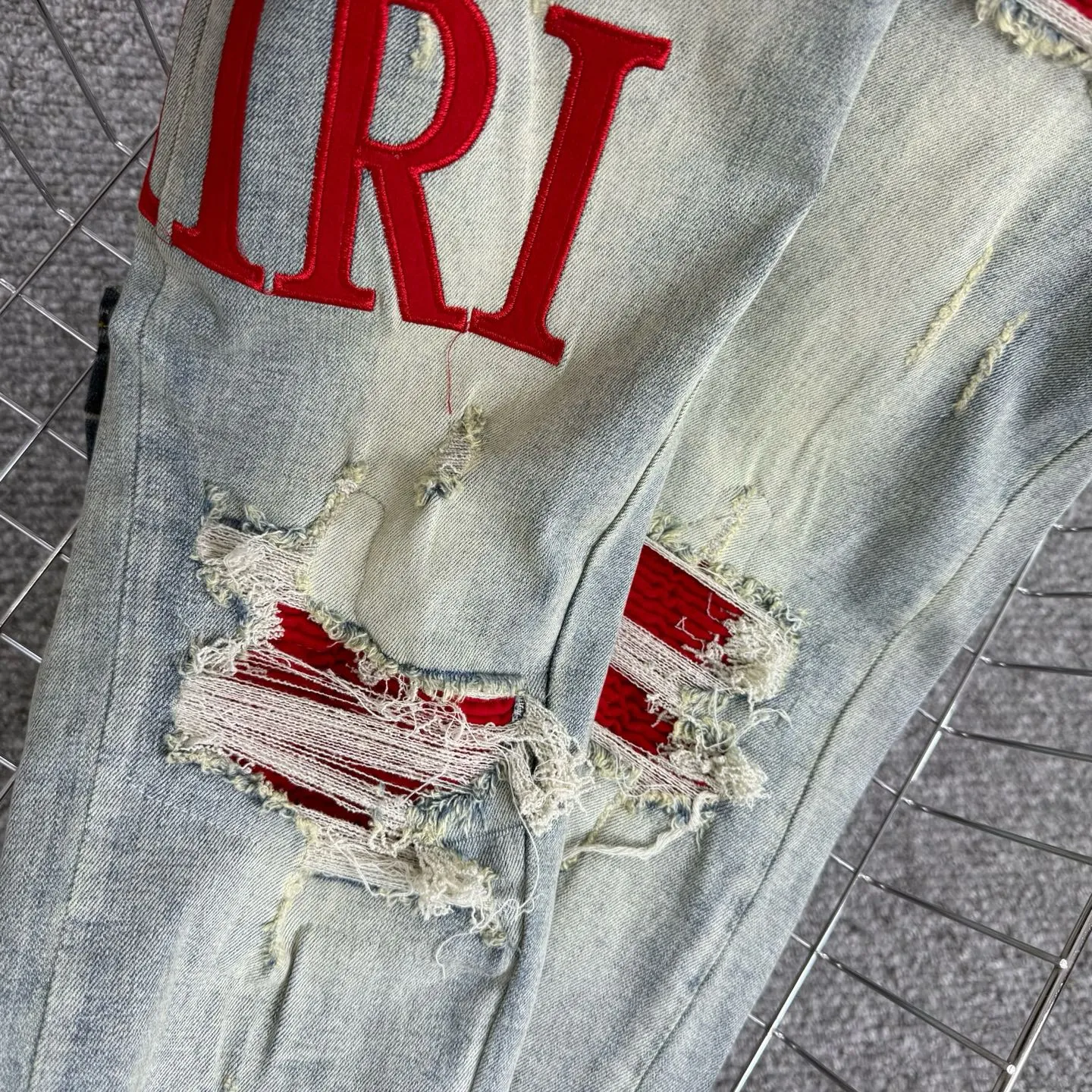 P260 Style number: H57 AMIRI & AMIRI new jeans with linhchuan embroidered logo, washed holes pattern, denim shorts, elastic denim trousers, same style for men and women. Accessories: complete accessories, all in original packaging, two hang tags to distinguish the low-end version. The hardware is standard to the original original aluminum alloy buckle with logo, and every detail is superior to any version on the market. Fabric: Genuine pattern-making and standard genuine custom-made imported fabrics adopt unique washing and dyeing methods, and are individually hand-painted - hand-painted to make ripped micro-elastic jeans Color: blue Size: 30 32 34 36