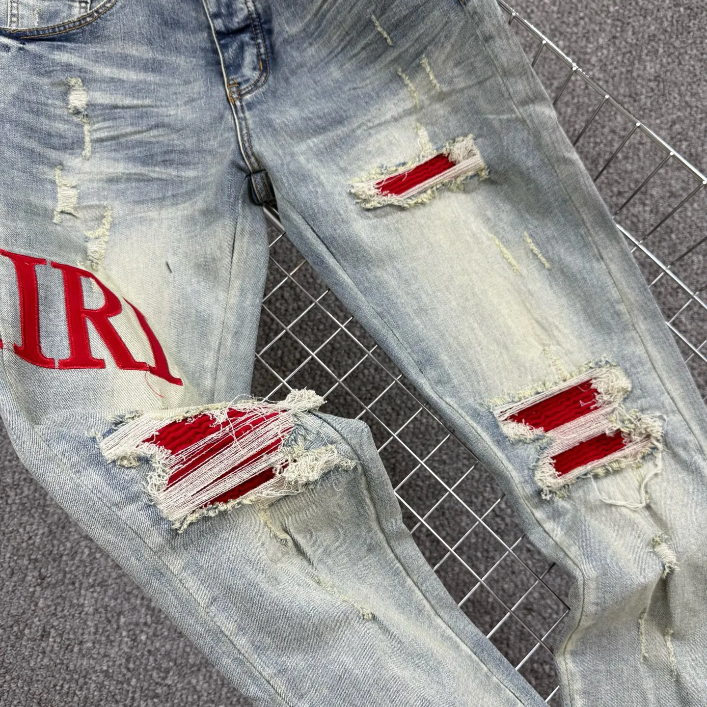 P260 Style number: H57 AMIRI & AMIRI new jeans with linhchuan embroidered logo, washed holes pattern, denim shorts, elastic denim trousers, same style for men and women. Accessories: complete accessories, all in original packaging, two hang tags to distinguish the low-end version. The hardware is standard to the original original aluminum alloy buckle with logo, and every detail is superior to any version on the market. Fabric: Genuine pattern-making and standard genuine custom-made imported fabrics adopt unique washing and dyeing methods, and are individually hand-painted - hand-painted to make ripped micro-elastic jeans Color: blue Size: 30 32 34 36