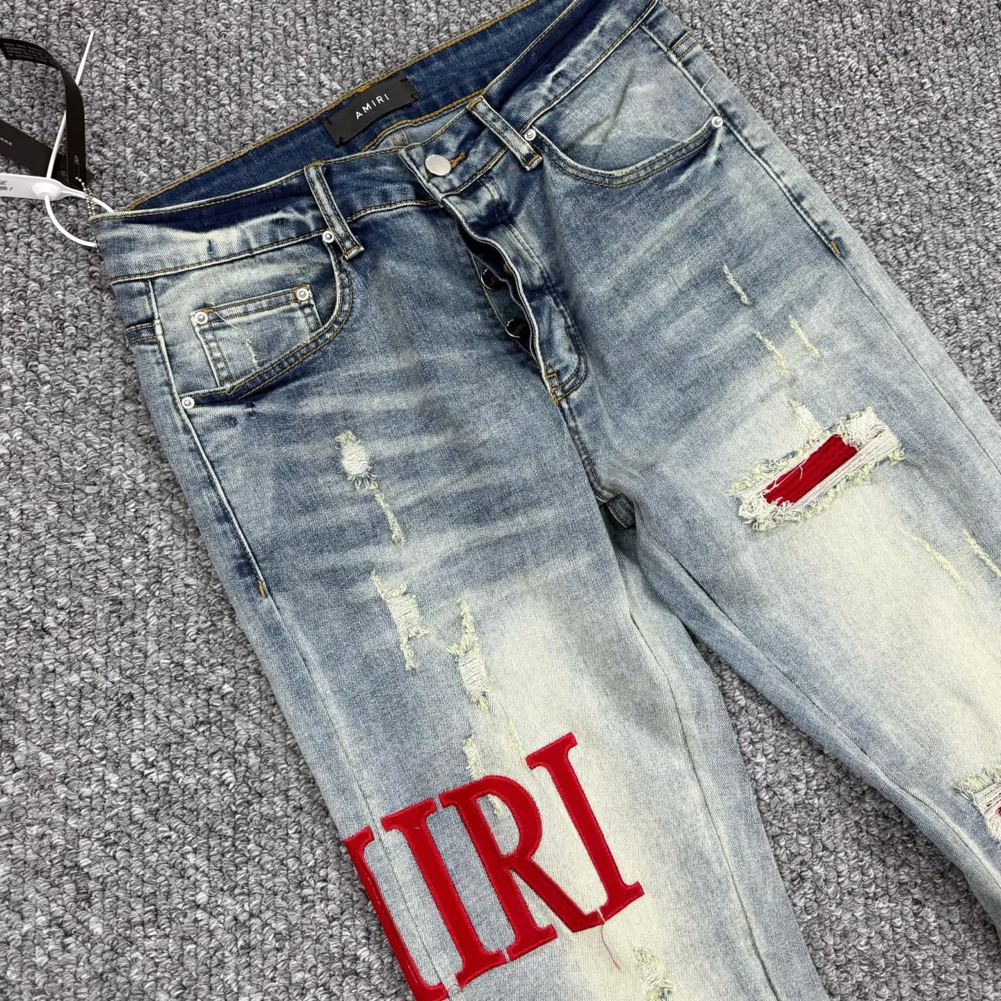 P260 Style number: H57 AMIRI & AMIRI new jeans with linhchuan embroidered logo, washed holes pattern, denim shorts, elastic denim trousers, same style for men and women. Accessories: complete accessories, all in original packaging, two hang tags to distinguish the low-end version. The hardware is standard to the original original aluminum alloy buckle with logo, and every detail is superior to any version on the market. Fabric: Genuine pattern-making and standard genuine custom-made imported fabrics adopt unique washing and dyeing methods, and are individually hand-painted - hand-painted to make ripped micro-elastic jeans Color: blue Size: 30 32 34 36