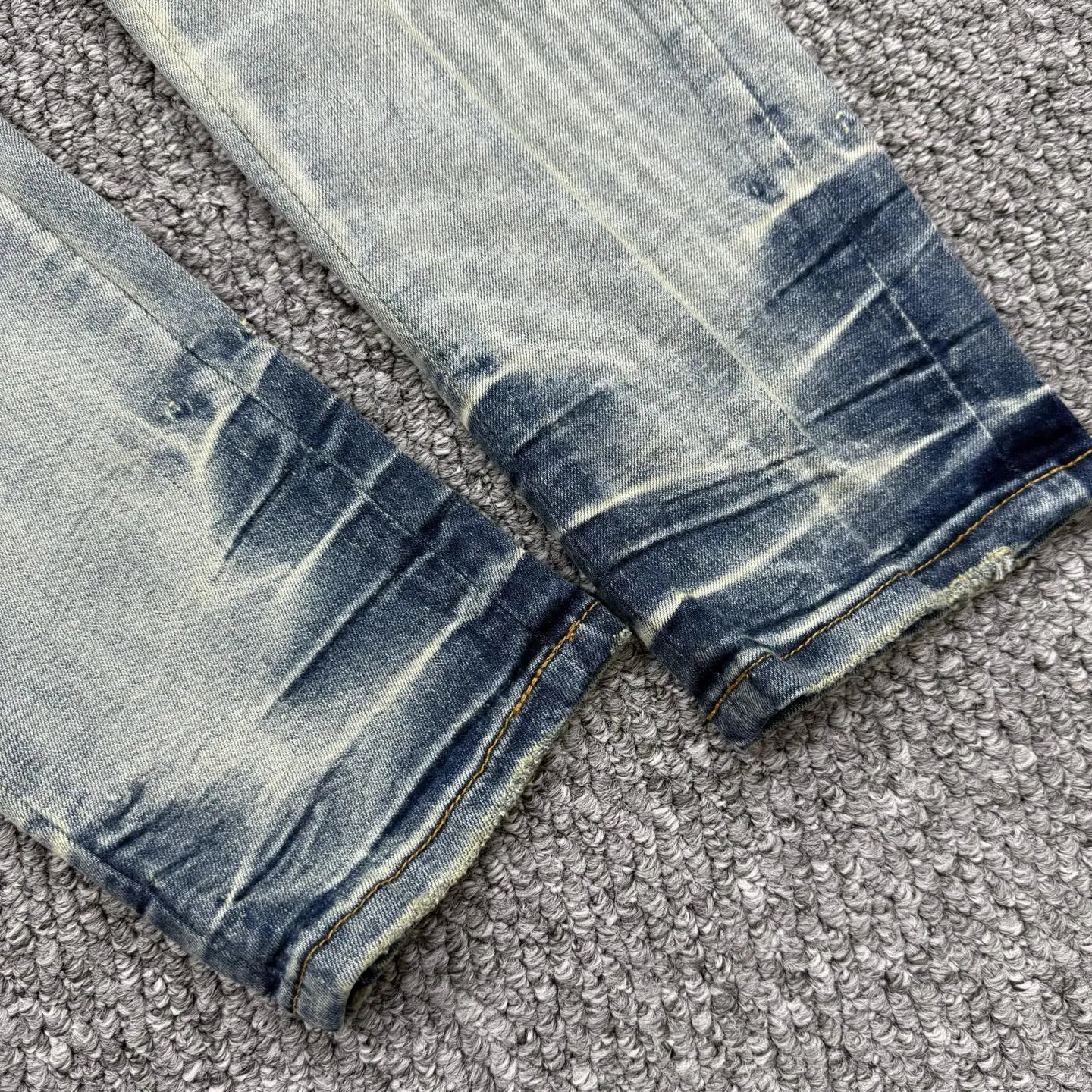 P260 Style number: H57 AMIRI & AMIRI new jeans with linhchuan embroidered logo, washed holes pattern, denim shorts, elastic denim trousers, same style for men and women. Accessories: complete accessories, all in original packaging, two hang tags to distinguish the low-end version. The hardware is standard to the original original aluminum alloy buckle with logo, and every detail is superior to any version on the market. Fabric: Genuine pattern-making and standard genuine custom-made imported fabrics adopt unique washing and dyeing methods, and are individually hand-painted - hand-painted to make ripped micro-elastic jeans Color: blue Size: 30 32 34 36