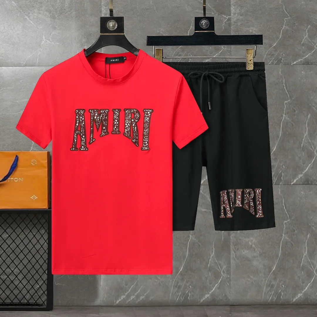 P290 🌸🌸🌸 AMIRI 25ss spring and summer advanced customization spring and summer series, round neck casual suit, short-sleeved T-shirt suit and three-quarter pants, imported high-grade elastic fabric, delicate, soft, comfortable and breathable, stiff and shaping, extraordinary quality. Exquisite three-dimensional tailoring and outstanding texture are made of high-end materials supplied by customers. They are very textured and durable. They are produced by domestic first-line factories. From cutting to hand-sewing, there is basically no extraneous touch. The pattern is quite crisp and there is no feeling of procrastination at all. It has a delicate and soft feel and smooth texture! Color: Picture color Size: M--3xL