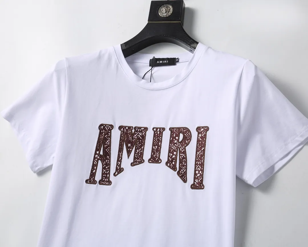 P290 🌸🌸🌸 AMIRI 25ss spring and summer advanced customization spring and summer series, round neck casual suit, short-sleeved T-shirt suit and three-quarter pants, imported high-grade elastic fabric, delicate, soft, comfortable and breathable, stiff and shaping, extraordinary quality. Exquisite three-dimensional tailoring and outstanding texture are made of high-end materials supplied by customers. They are very textured and durable. They are produced by domestic first-line factories. From cutting to hand-sewing, there is basically no extraneous touch. The pattern is quite crisp and there is no feeling of procrastination at all. It has a delicate and soft feel and smooth texture! Color: Picture color Size: M--3xL
