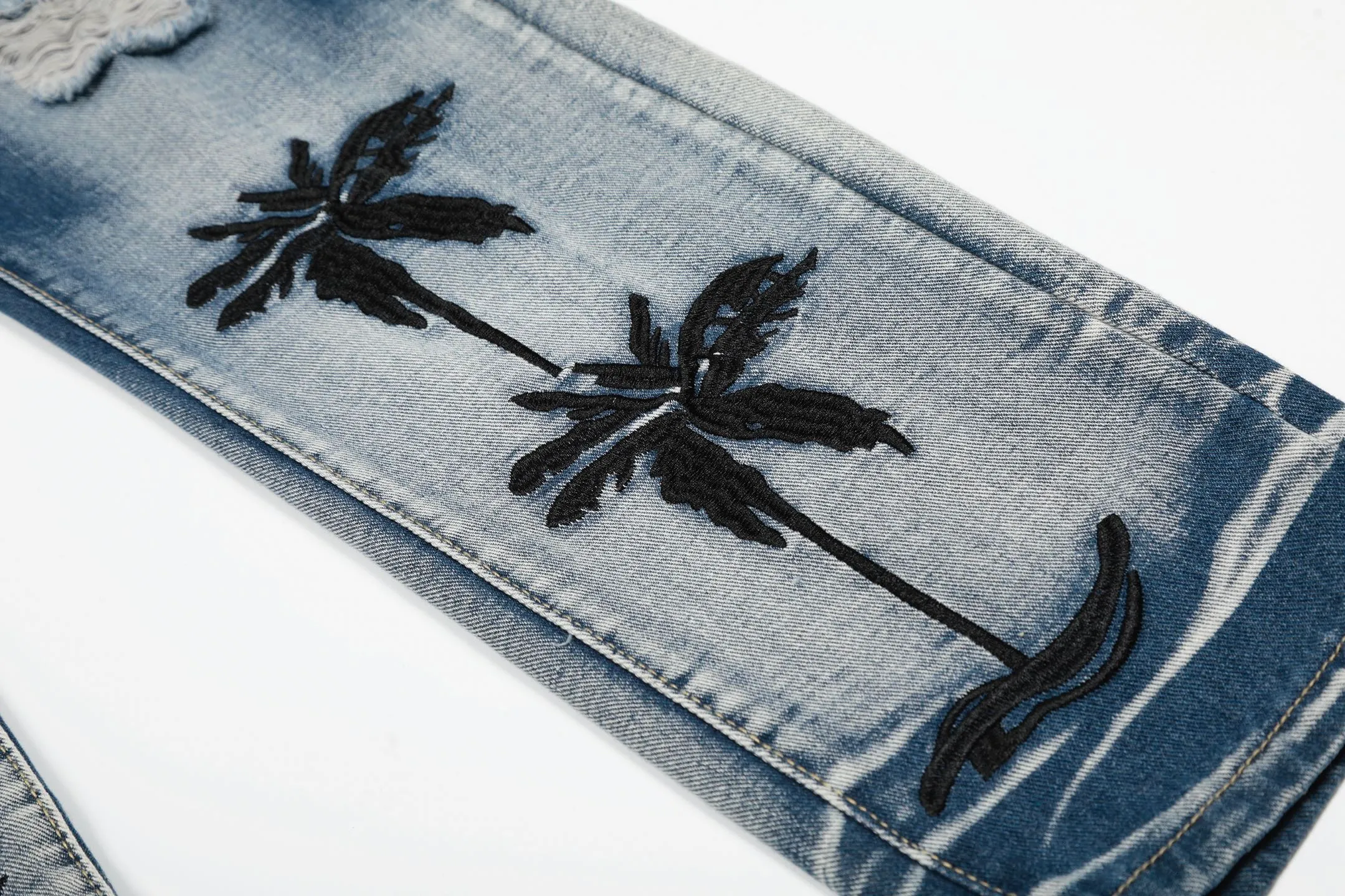 #M52 P168💰 Independent AMIRI coconut tree embroidery jeans trousers AMIRI high street basic ripped tight elastic jeans trousers amiri brand jeans break the production process and cutting of the original jeans, the fabrics are softer and more comfortable Hand-sewn collar label Customized logo buttons Genuine leather tag Color: light blue Size: 30-32-34-36