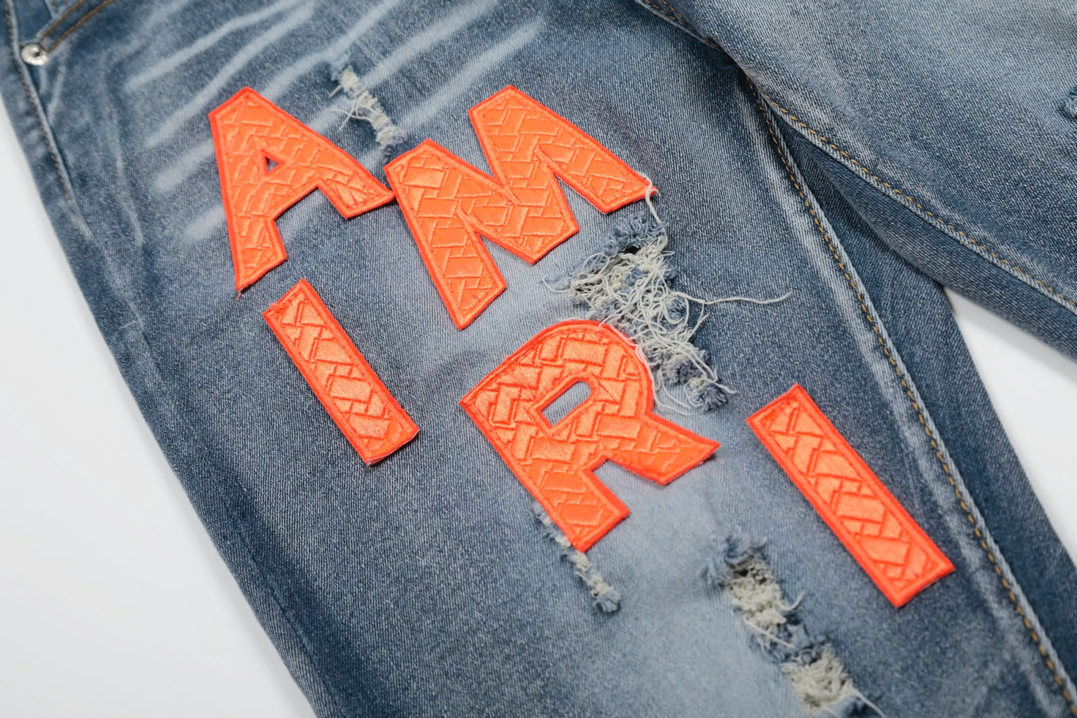 #M38 P168💰 Amiri classic embroidered leather ripped letter jeans slim fit jeans. Produced by a major washed factory. Full of high-end. Knee part destroyed design with patchwork design. Already used as facade design. Leather waist nameplate. The focus of this style is not on washing, but on the destroyed shape and version. The secret lies in the craftsmanship of the master. The cost of post-processing, grinding, cutting, etc. is far beyond the cost of assembly line products. Color: Picture color Size: 30-32-34-36