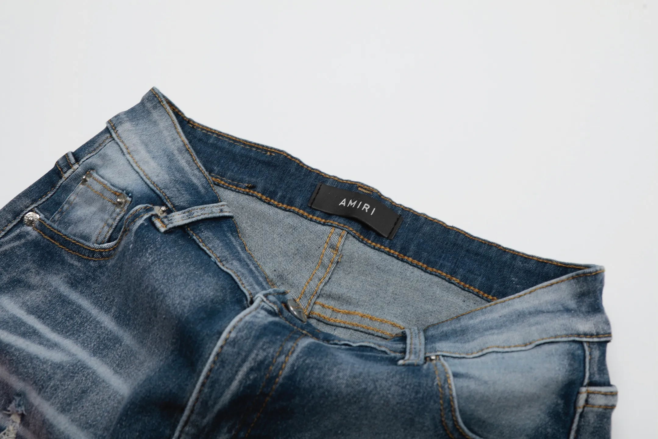 #M38 P168💰 Amiri classic embroidered leather ripped letter jeans slim fit jeans. Produced by a major washed factory. Full of high-end. Knee part destroyed design with patchwork design. Already used as facade design. Leather waist nameplate. The focus of this style is not on washing, but on the destroyed shape and version. The secret lies in the craftsmanship of the master. The cost of post-processing, grinding, cutting, etc. is far beyond the cost of assembly line products. Color: Picture color Size: 30-32-34-36