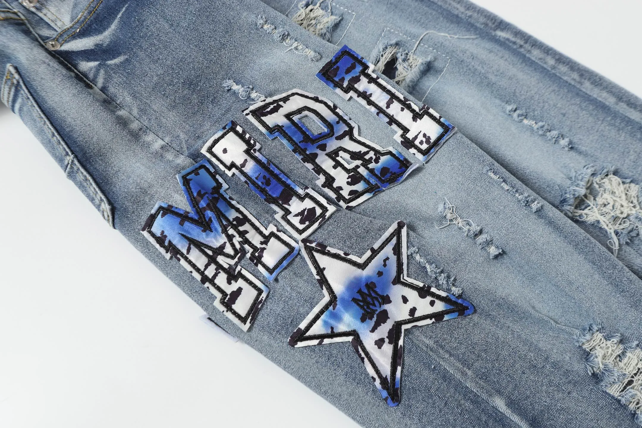 P280 AMIRI 25ss patch embroidery jeans trousers AMIRI high street basic ripped loose casual versatile jeans trousers amiri brand jeans break the production process and cutting of the original jeans, the fabrics are softer and more comfortable Hand-sewn collar label Customized logo buttons Genuine leather tag Color: Picture color Code number: 28-36