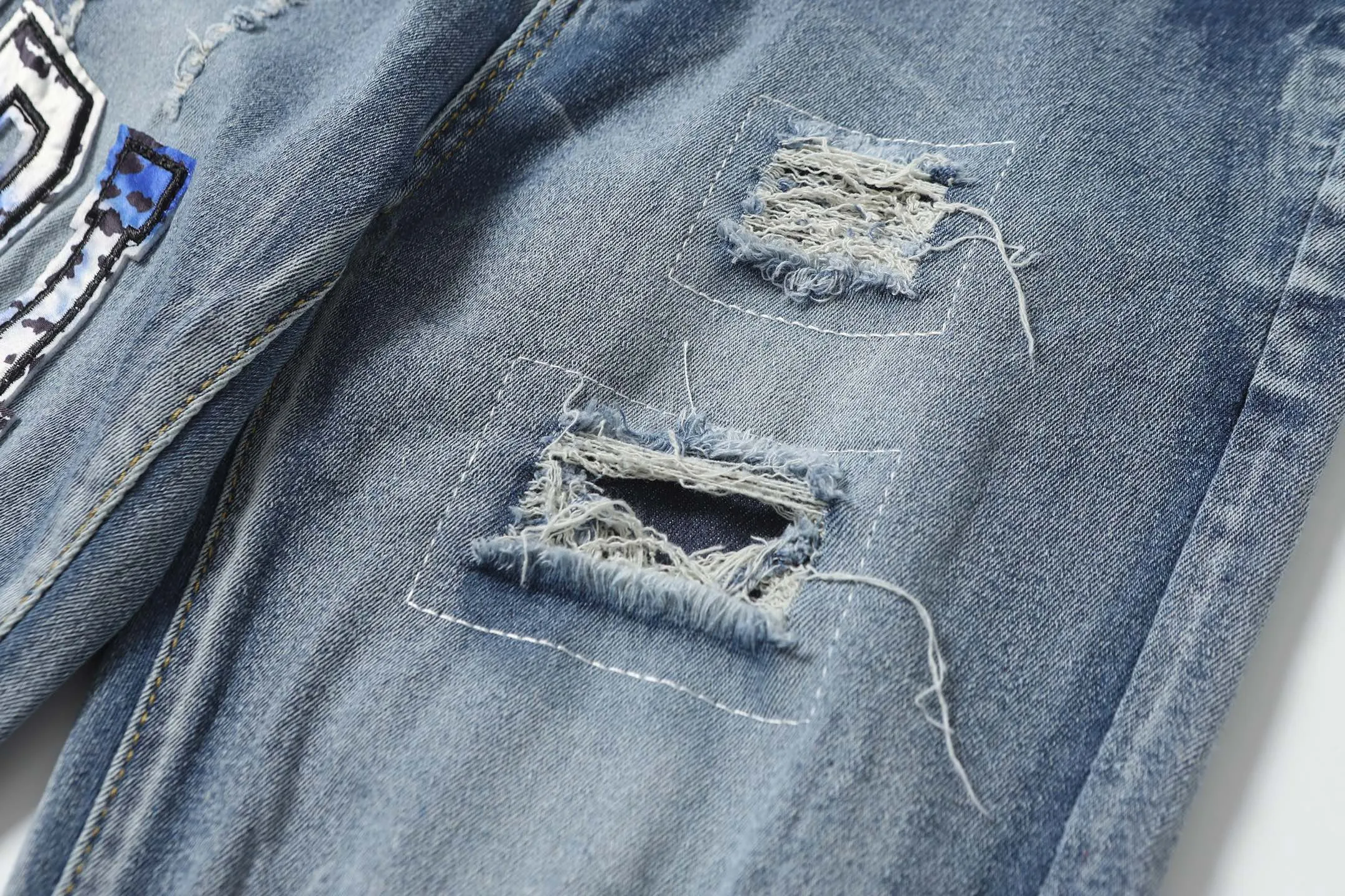 P280 AMIRI 25ss patch embroidery jeans trousers AMIRI high street basic ripped loose casual versatile jeans trousers amiri brand jeans break the production process and cutting of the original jeans, the fabrics are softer and more comfortable Hand-sewn collar label Customized logo buttons Genuine leather tag Color: Picture color Code number: 28-36