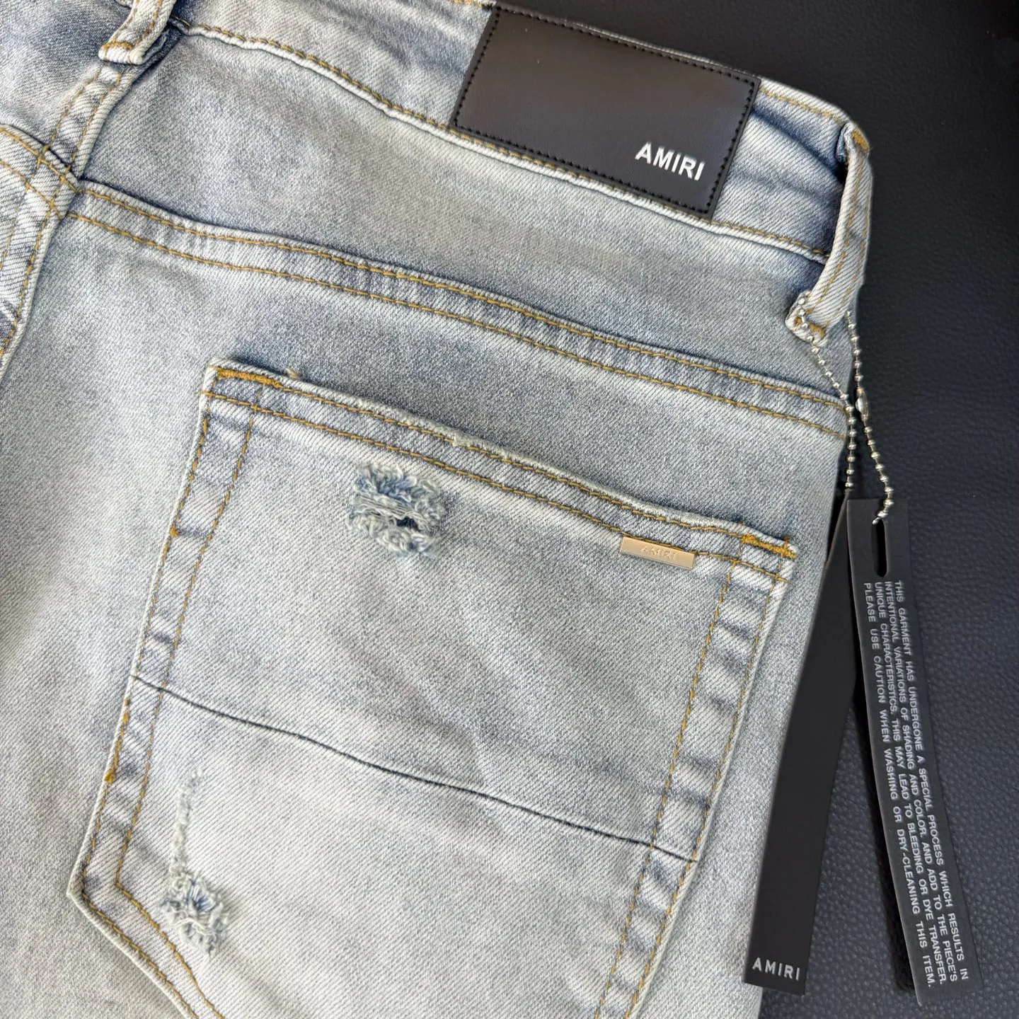 P270 Style number: D309 Non-market currency •Amiri embroidery covers ripped high street slim jeans • amiri is transliterated as Emil, which is the name of the founder. Mike Amiri, the founder of amiri, grew up in Los Angeles, USA. He was influenced by local street culture and Punk Rock since he was a child, so he founded the amiri brand named after himself. A variety of trendy clothing meets the needs of different fashion players. Amiri clothing has novel and unique styles and is a well-known street brand in the United States. The styles and styles of many clothes are loved by many street photographers. The various clothing styles meet the dressing needs of different people, show their unique temperament, and show the trend of dressing. amiri's jeans are relatively famous. Not only do they have many styles, but the quality of the jeans is also very good. Many celebrities have also worn amiri brand jeans.  The jeans of the amiri brand break through the production process and cutting of the original jeans. The fabrics are relatively soft and comfortable, and are not as hard as some jeans, which can irritate the skin and cause the skin to bleed when worn. Los Angeles trendy brand Amiri's jeans are made with great detail from tailoring to texture, adding wrinkles, bullet holes, damage and other details to add to the trendiness of the jeans. You can choose the style that suits you according to your own needs. Only when you wear a suitable style can you have a certain sense of fashion.  In recent years, high street has become an increasingly common word in men's clothing, and high street style has become an important direction for everyone's matching. High street-related items basically cannot avoid oversize or drop-shoulder tops, and the lower body is matched with trackpants or tight-fitting denim. In my opinion, the most representative one may be denim. What I bring to you today is the MX1 patched denim worn by many Internet celebrities. It is operated by a large washing factory in Guangzhou. The front and back have frayed trouser legs and holes. It is full of high-end sense. The partially destroyed knee design is combined with the leather patchwork design. It has been used as the facade design. Leather waist nameplate. Customized crotch placket hardware. Engraved molding. The focus of this model is not on washing, but on the shape of the damage and the pattern. The secret lies in the craftsmanship of the master. Later, the cost of fraying, horse cutting, knife cutting, etc. These hand-made products are far beyond comparison with assembly line products.  Color: Picture color Size: 30-31-32-33-34-36