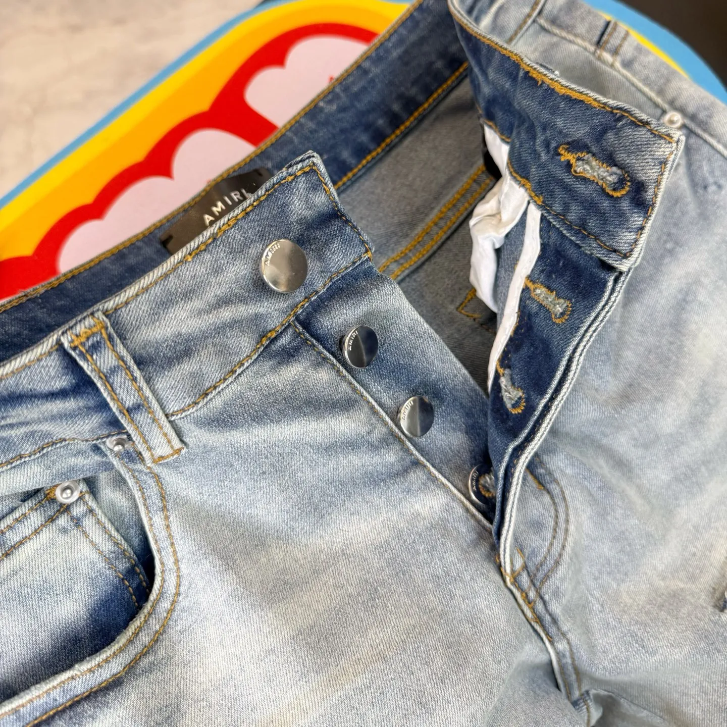 P270 Style number: D309 Non-market currency •Amiri embroidery covers ripped high street slim jeans • amiri is transliterated as Emil, which is the name of the founder. Mike Amiri, the founder of amiri, grew up in Los Angeles, USA. He was influenced by local street culture and Punk Rock since he was a child, so he founded the amiri brand named after himself. A variety of trendy clothing meets the needs of different fashion players. Amiri clothing has novel and unique styles and is a well-known street brand in the United States. The styles and styles of many clothes are loved by many street photographers. The various clothing styles meet the dressing needs of different people, show their unique temperament, and show the trend of dressing. amiri's jeans are relatively famous. Not only do they have many styles, but the quality of the jeans is also very good. Many celebrities have also worn amiri brand jeans.  The jeans of the amiri brand break through the production process and cutting of the original jeans. The fabrics are relatively soft and comfortable, and are not as hard as some jeans, which can irritate the skin and cause the skin to bleed when worn. Los Angeles trendy brand Amiri's jeans are made with great detail from tailoring to texture, adding wrinkles, bullet holes, damage and other details to add to the trendiness of the jeans. You can choose the style that suits you according to your own needs. Only when you wear a suitable style can you have a certain sense of fashion.  In recent years, high street has become an increasingly common word in men's clothing, and high street style has become an important direction for everyone's matching. High street-related items basically cannot avoid oversize or drop-shoulder tops, and the lower body is matched with trackpants or tight-fitting denim. In my opinion, the most representative one may be denim. What I bring to you today is the MX1 patched denim worn by many Internet celebrities. It is operated by a large washing factory in Guangzhou. The front and back have frayed trouser legs and holes. It is full of high-end sense. The partially destroyed knee design is combined with the leather patchwork design. It has been used as the facade design. Leather waist nameplate. Customized crotch placket hardware. Engraved molding. The focus of this model is not on washing, but on the shape of the damage and the pattern. The secret lies in the craftsmanship of the master. Later, the cost of fraying, horse cutting, knife cutting, etc. These hand-made products are far beyond comparison with assembly line products.  Color: Picture color Size: 30-31-32-33-34-36