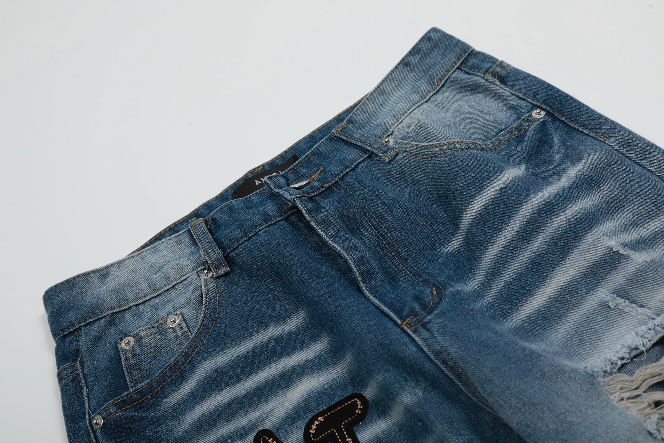 #M44 P168💰 Amiri classic embroidered patched leather ripped letter skinny jeans. Slim skinny jeans. Produced by a major washed factory. Full of high-end feel. Knee part destroyed design with patchwork design. Already used as facade design. Leather waist nameplate. The focus of this style is not on the washing, but on the destroyed shape and version. The secret lies in the craftsmanship of the master. The cost of post-processing, grinding, cutting, etc. is far beyond the cost of assembly line products. Color: Picture color Size: 30-32-34-36