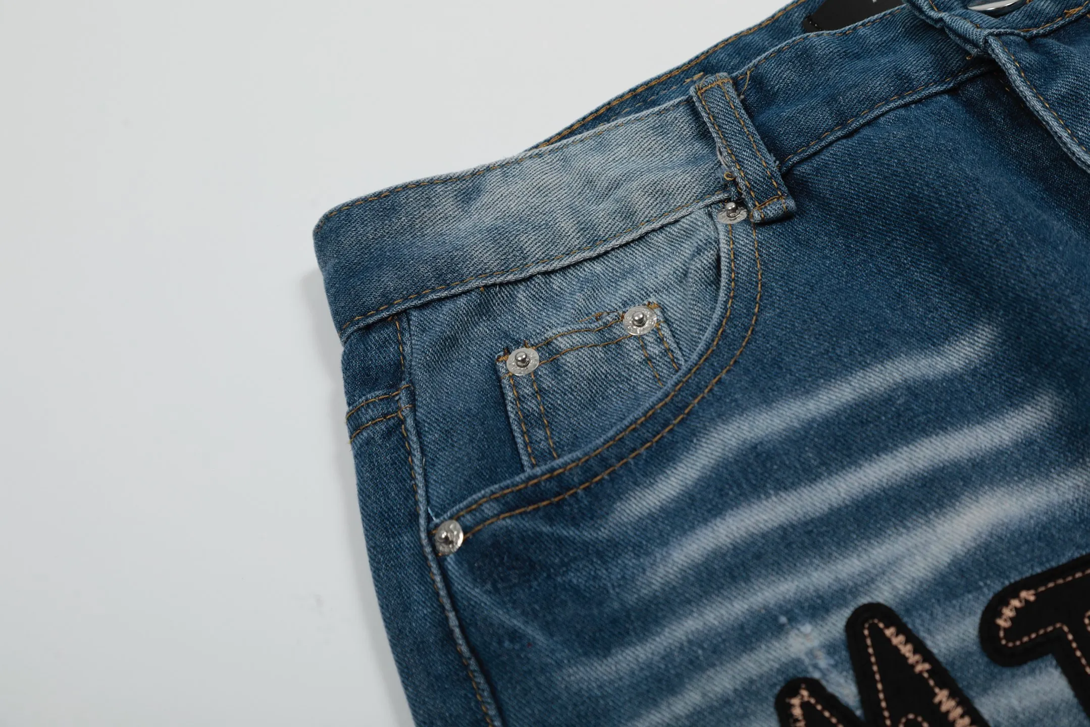 #M44 P168💰 Amiri classic embroidered patched leather ripped letter skinny jeans. Slim skinny jeans. Produced by a major washed factory. Full of high-end feel. Knee part destroyed design with patchwork design. Already used as facade design. Leather waist nameplate. The focus of this style is not on the washing, but on the destroyed shape and version. The secret lies in the craftsmanship of the master. The cost of post-processing, grinding, cutting, etc. is far beyond the cost of assembly line products. Color: Picture color Size: 30-32-34-36