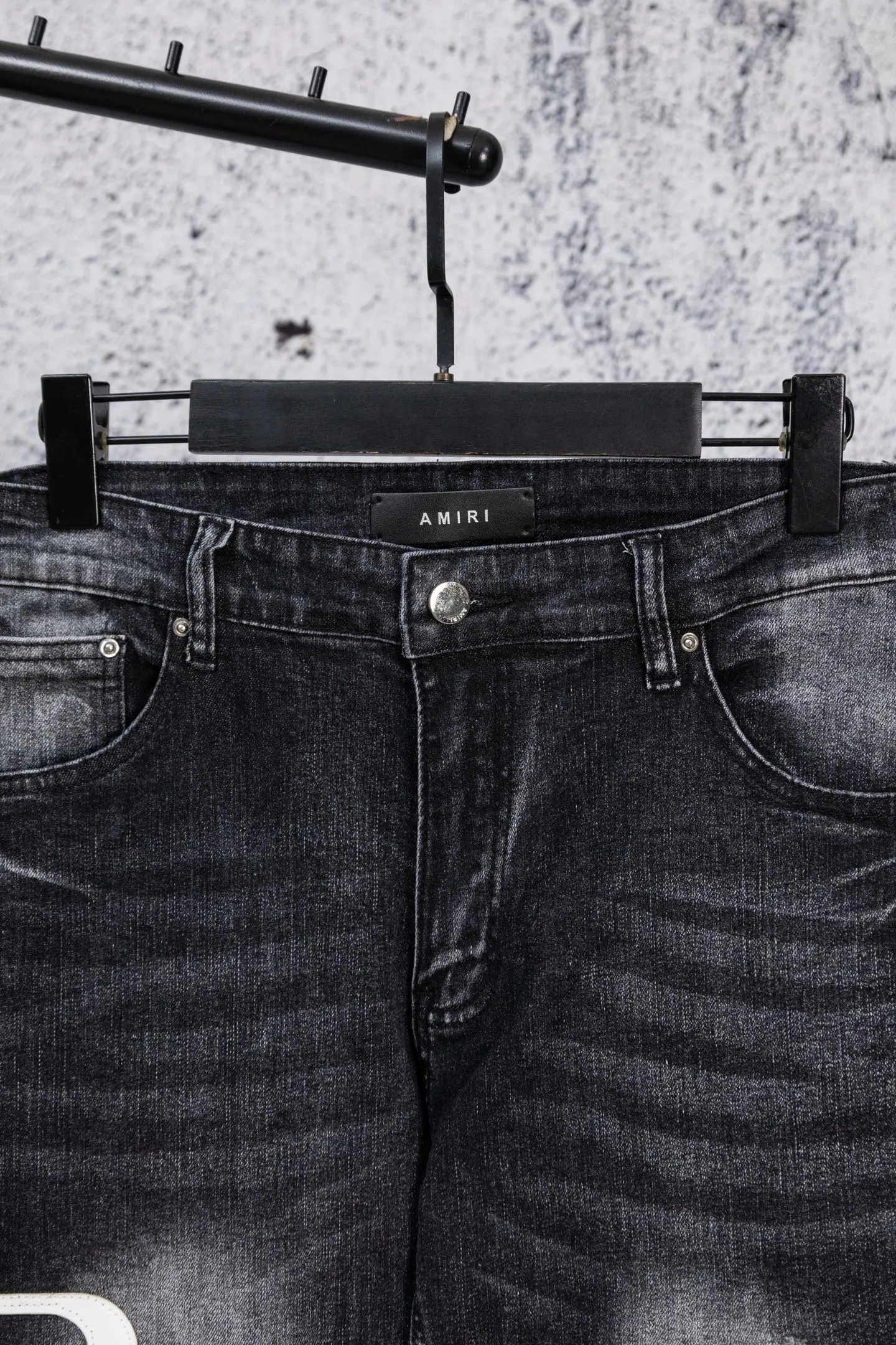 P230 AMIRI black and gray distressed ripped slim-fit jeans trousers amiri is transliterated as Emil, which is the name of the founder. Mike Amiri, the founder of amiri, grew up in Los Angeles, USA. He was influenced by local street culture and Punk Rock since he was a child, so he founded the amiri brand named after himself. A variety of trendy brand clothing meets the needs of different fashion players. Amiri clothing has novel and unique styles and is a well-known street brand in the United States. The styles and styles of many clothes are loved by many street photographers. The various clothing styles meet the dressing needs of different people, show their unique temperament, and show the trend of dressing. amiri's jeans are relatively famous. Not only do they have many styles, but the quality of the jeans is also very good. Many celebrities have also worn amiri brand jeans. Size: 28-34 Color: white label red label black label