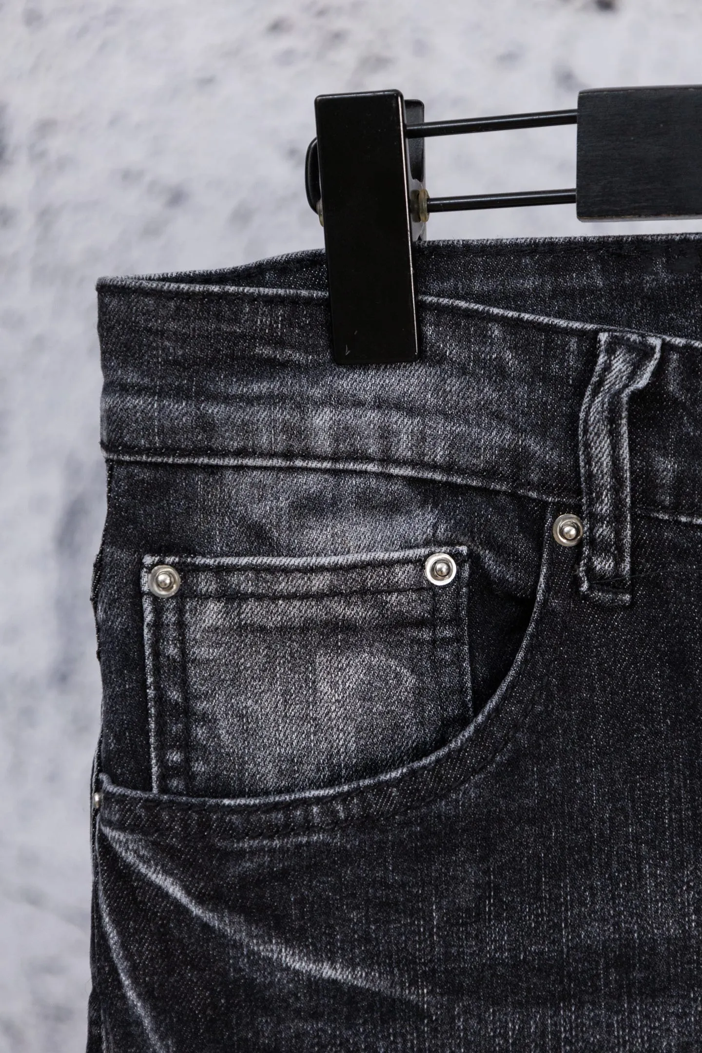 P230 AMIRI black and gray distressed ripped slim-fit jeans trousers amiri is transliterated as Emil, which is the name of the founder. Mike Amiri, the founder of amiri, grew up in Los Angeles, USA. He was influenced by local street culture and Punk Rock since he was a child, so he founded the amiri brand named after himself. A variety of trendy brand clothing meets the needs of different fashion players. Amiri clothing has novel and unique styles and is a well-known street brand in the United States. The styles and styles of many clothes are loved by many street photographers. The various clothing styles meet the dressing needs of different people, show their unique temperament, and show the trend of dressing. amiri's jeans are relatively famous. Not only do they have many styles, but the quality of the jeans is also very good. Many celebrities have also worn amiri brand jeans. Size: 28-34 Color: white label red label black label