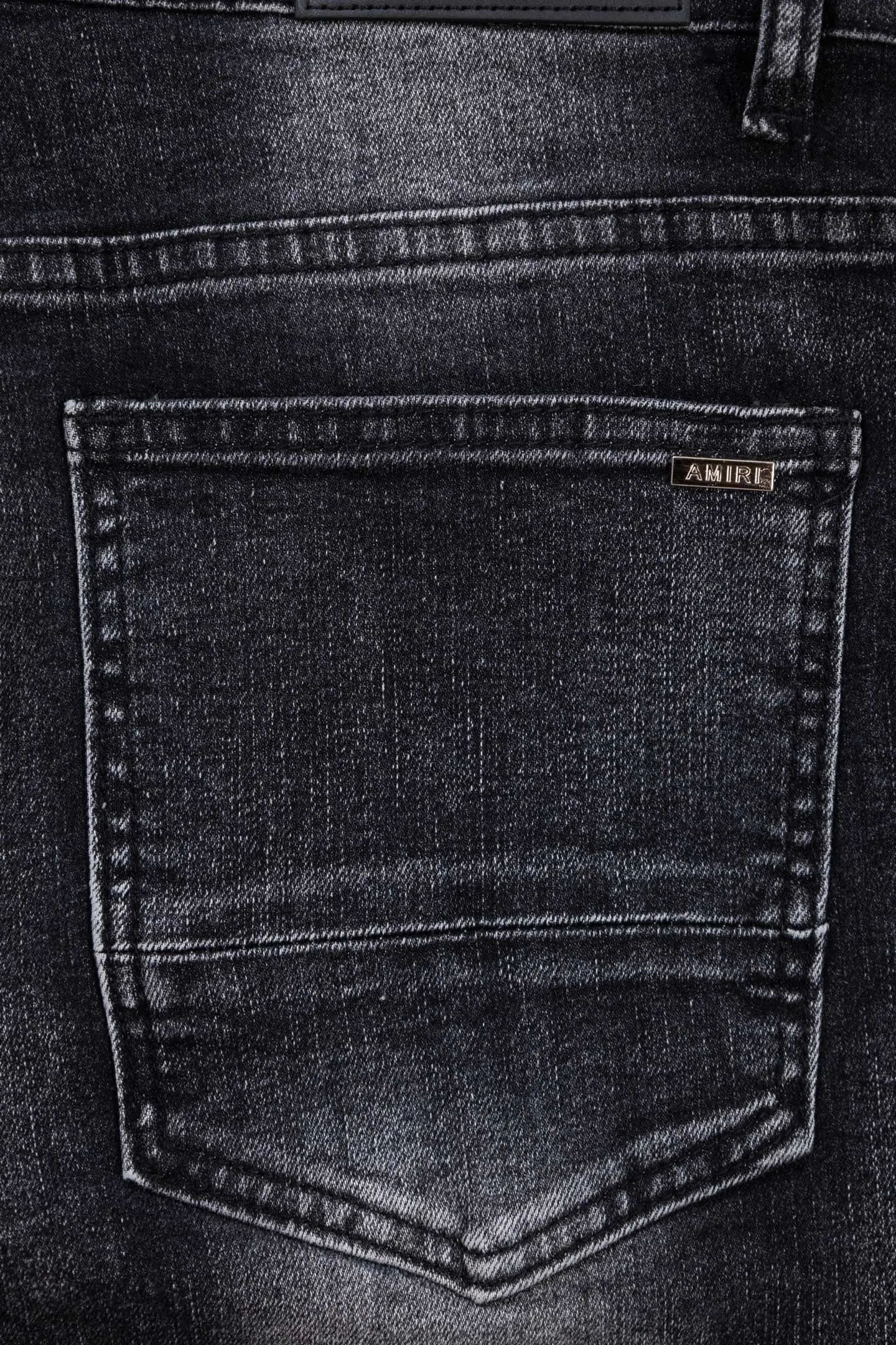 P230 AMIRI black and gray distressed ripped slim-fit jeans trousers amiri is transliterated as Emil, which is the name of the founder. Mike Amiri, the founder of amiri, grew up in Los Angeles, USA. He was influenced by local street culture and Punk Rock since he was a child, so he founded the amiri brand named after himself. A variety of trendy brand clothing meets the needs of different fashion players. Amiri clothing has novel and unique styles and is a well-known street brand in the United States. The styles and styles of many clothes are loved by many street photographers. The various clothing styles meet the dressing needs of different people, show their unique temperament, and show the trend of dressing. amiri's jeans are relatively famous. Not only do they have many styles, but the quality of the jeans is also very good. Many celebrities have also worn amiri brand jeans. Size: 28-34 Color: white label red label black label