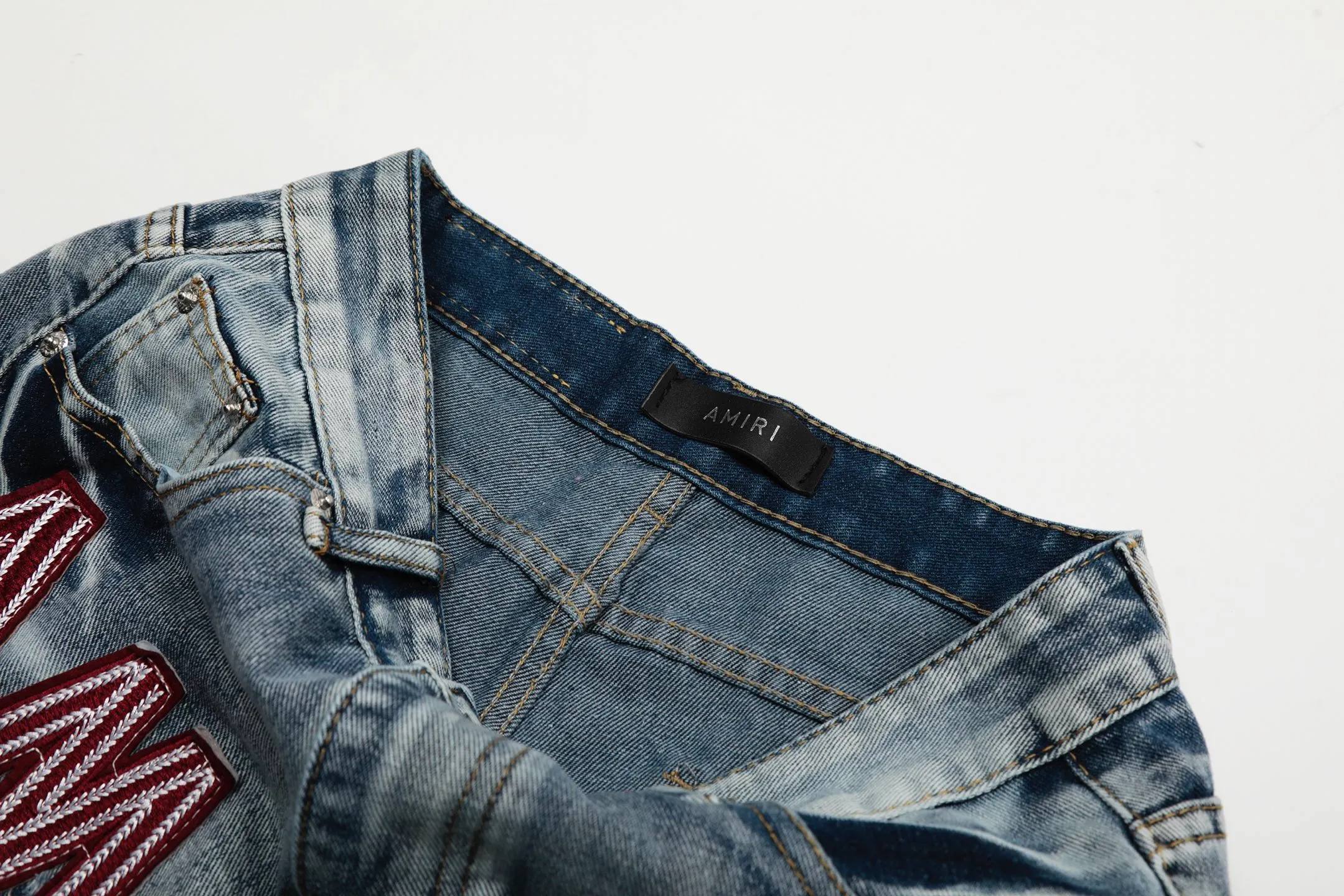 #M10 P168💰 AMIRI patch embroidery jeans trousers AMIRI high street basic ripped tight elastic jeans trousers amiri brand jeans break the production process and cutting of the original jeans, the fabrics are softer and more comfortable Hand-sewn collar label Customized logo buttons Genuine leather tag Color: Picture color Size: 30-32-34-36
