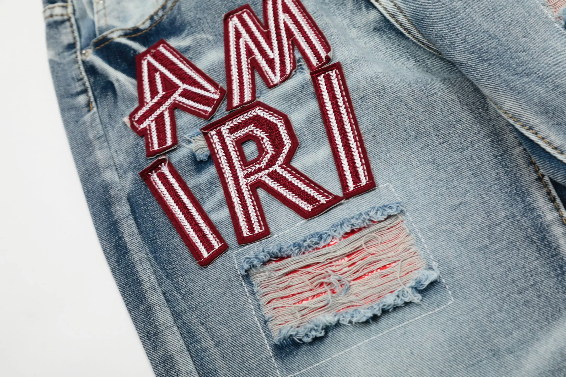 #M10 P168💰 AMIRI patch embroidery jeans trousers AMIRI high street basic ripped tight elastic jeans trousers amiri brand jeans break the production process and cutting of the original jeans, the fabrics are softer and more comfortable Hand-sewn collar label Customized logo buttons Genuine leather tag Color: Picture color Size: 30-32-34-36