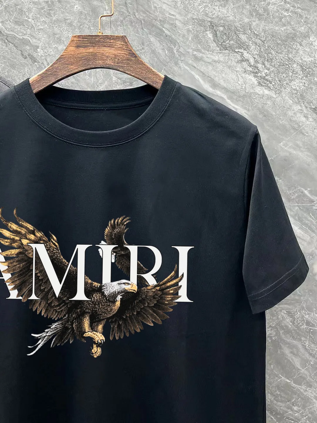 P140 AMIRI# 2025 spring and summer new style debut counter, the latest short-sleeved round neck T-shirt, high-end custom design, avant-garde and fashionable! The brand logo is designed with heavy craftsmanship. High-end customized 260g fabric. Soft to the touch. Comfortable to wear. Exquisite stitching at the counter level. Fine workmanship. The upper body effect is incomparably handsome! A must-have item for a stylish man! Color: black. White! Size: S-2XL