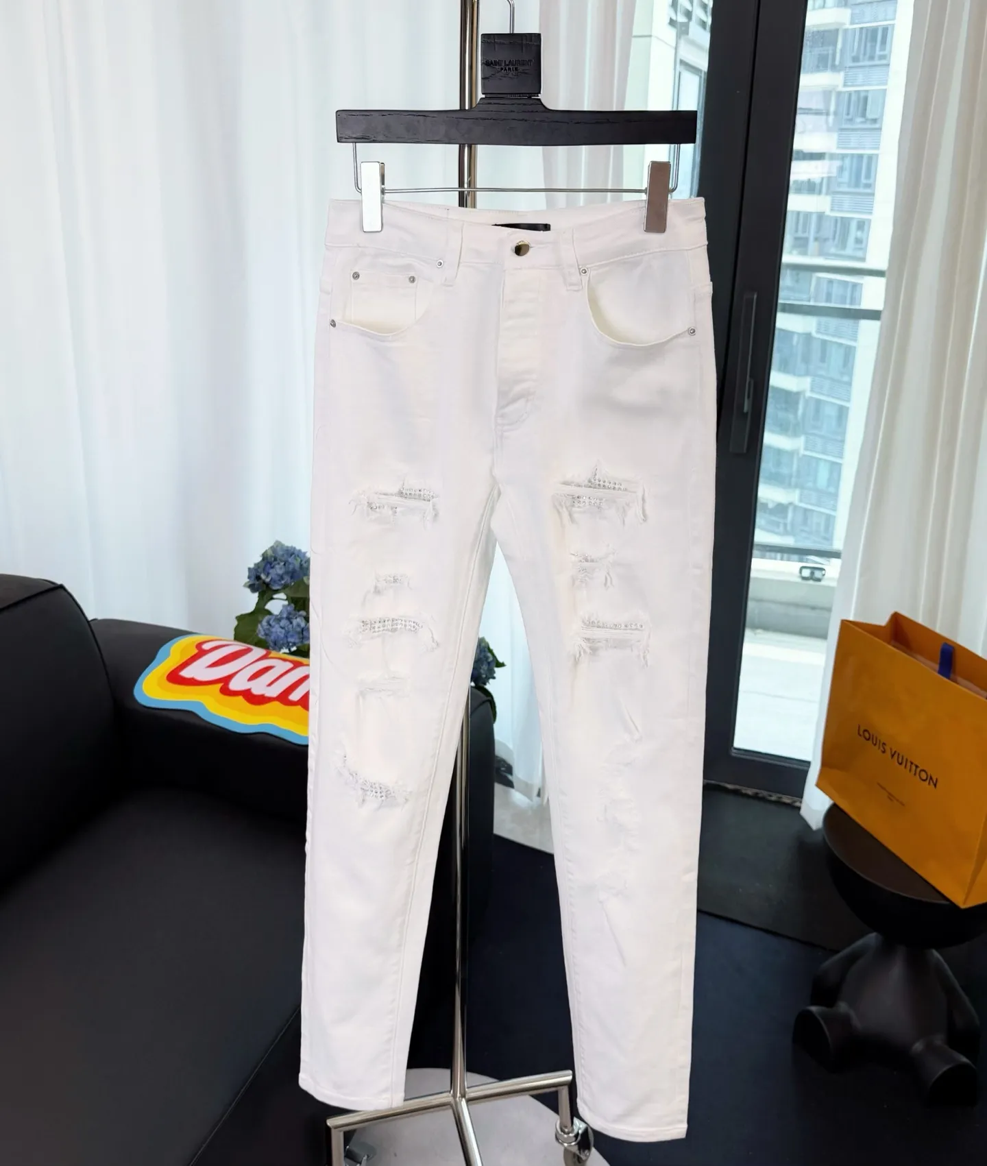 P260 💰Top model number: D289 Non-market Amiri white hot diamond patched ripped high street slim jeans • amiri is transliterated as Emil, which is the name of the founder. Mike Amiri, the founder of amiri, grew up in Los Angeles, USA. He was influenced by local street culture and Punk Rock since childhood, so he founded the amiri brand named after himself. A variety of trendy brand clothing meets the needs of different fashion players. Amiri clothing has novel and unique styles and is a well-known street brand in the United States. The styles and styles of many clothes are loved by many street photographers. The various clothing styles meet the dressing needs of different people, show their unique temperament, and show the trend of dressing. amiri's jeans are relatively famous. Not only do they have many styles, but the quality of the jeans is also very good. Many celebrities have also worn amiri brand jeans.  The jeans of the amiri brand break through the production process and cutting of the original jeans. The fabrics are relatively soft and comfortable, and are not as hard as some jeans, which can irritate the skin and cause the skin to bleed when worn. Los Angeles trendy brand Amiri's jeans are made with great detail from tailoring to texture, adding wrinkles, bullet holes, damage and other details to add to the trendiness of the jeans. You can choose the style that suits you according to your own needs. Only when you wear a suitable style can you have a certain sense of fashion.  In recent years, high street has become a word that appears more and more frequently in men's clothing. High street style has also become an important direction for everyone's matching. High street-related items basically cannot avoid oversize or drop-shoulder tops. The lower body is matched with trackpants or tight-fitting denim. In my opinion, the most representative one may be denim. What I bring to you today is the MX1 hot-drilled patch denim worn by many Internet celebrities. It is made by a large washing factory in Guangzhou. The front and back have frayed trouser legs and holes. Full of high-end sense. Knee part damage design with leather patchwork design. Already used as facade design. Leather waist nameplate. Customized crotch placket hardware. Engraving mold opening. The focus of this style is not on washing, but on the shape and version of the damage. The secret lies in the craftsmanship of the master. Later, the cost of fraying, horse cutting, knife cutting, etc. These hand-made products are far beyond comparison with assembly line products.  Color: Picture color Size: 30-31-32-33-34-36