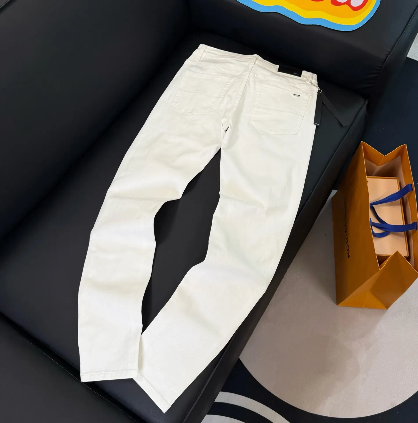 P260 💰Top model number: D289 Non-market Amiri white hot diamond patched ripped high street slim jeans • amiri is transliterated as Emil, which is the name of the founder. Mike Amiri, the founder of amiri, grew up in Los Angeles, USA. He was influenced by local street culture and Punk Rock since childhood, so he founded the amiri brand named after himself. A variety of trendy brand clothing meets the needs of different fashion players. Amiri clothing has novel and unique styles and is a well-known street brand in the United States. The styles and styles of many clothes are loved by many street photographers. The various clothing styles meet the dressing needs of different people, show their unique temperament, and show the trend of dressing. amiri's jeans are relatively famous. Not only do they have many styles, but the quality of the jeans is also very good. Many celebrities have also worn amiri brand jeans.  The jeans of the amiri brand break through the production process and cutting of the original jeans. The fabrics are relatively soft and comfortable, and are not as hard as some jeans, which can irritate the skin and cause the skin to bleed when worn. Los Angeles trendy brand Amiri's jeans are made with great detail from tailoring to texture, adding wrinkles, bullet holes, damage and other details to add to the trendiness of the jeans. You can choose the style that suits you according to your own needs. Only when you wear a suitable style can you have a certain sense of fashion.  In recent years, high street has become a word that appears more and more frequently in men's clothing. High street style has also become an important direction for everyone's matching. High street-related items basically cannot avoid oversize or drop-shoulder tops. The lower body is matched with trackpants or tight-fitting denim. In my opinion, the most representative one may be denim. What I bring to you today is the MX1 hot-drilled patch denim worn by many Internet celebrities. It is made by a large washing factory in Guangzhou. The front and back have frayed trouser legs and holes. Full of high-end sense. Knee part damage design with leather patchwork design. Already used as facade design. Leather waist nameplate. Customized crotch placket hardware. Engraving mold opening. The focus of this style is not on washing, but on the shape and version of the damage. The secret lies in the craftsmanship of the master. Later, the cost of fraying, horse cutting, knife cutting, etc. These hand-made products are far beyond comparison with assembly line products.  Color: Picture color Size: 30-31-32-33-34-36