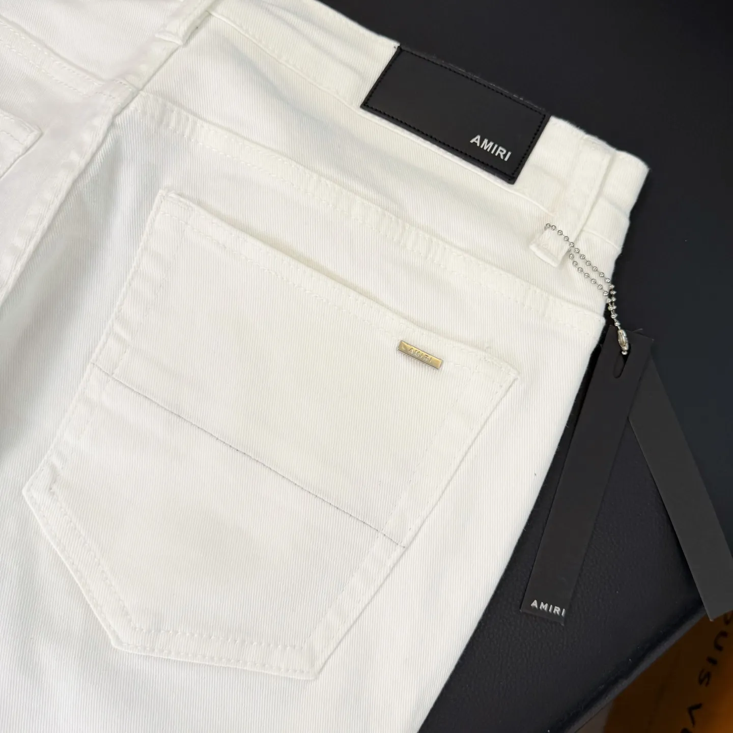 P260 💰Top model number: D289 Non-market Amiri white hot diamond patched ripped high street slim jeans • amiri is transliterated as Emil, which is the name of the founder. Mike Amiri, the founder of amiri, grew up in Los Angeles, USA. He was influenced by local street culture and Punk Rock since childhood, so he founded the amiri brand named after himself. A variety of trendy brand clothing meets the needs of different fashion players. Amiri clothing has novel and unique styles and is a well-known street brand in the United States. The styles and styles of many clothes are loved by many street photographers. The various clothing styles meet the dressing needs of different people, show their unique temperament, and show the trend of dressing. amiri's jeans are relatively famous. Not only do they have many styles, but the quality of the jeans is also very good. Many celebrities have also worn amiri brand jeans.  The jeans of the amiri brand break through the production process and cutting of the original jeans. The fabrics are relatively soft and comfortable, and are not as hard as some jeans, which can irritate the skin and cause the skin to bleed when worn. Los Angeles trendy brand Amiri's jeans are made with great detail from tailoring to texture, adding wrinkles, bullet holes, damage and other details to add to the trendiness of the jeans. You can choose the style that suits you according to your own needs. Only when you wear a suitable style can you have a certain sense of fashion.  In recent years, high street has become a word that appears more and more frequently in men's clothing. High street style has also become an important direction for everyone's matching. High street-related items basically cannot avoid oversize or drop-shoulder tops. The lower body is matched with trackpants or tight-fitting denim. In my opinion, the most representative one may be denim. What I bring to you today is the MX1 hot-drilled patch denim worn by many Internet celebrities. It is made by a large washing factory in Guangzhou. The front and back have frayed trouser legs and holes. Full of high-end sense. Knee part damage design with leather patchwork design. Already used as facade design. Leather waist nameplate. Customized crotch placket hardware. Engraving mold opening. The focus of this style is not on washing, but on the shape and version of the damage. The secret lies in the craftsmanship of the master. Later, the cost of fraying, horse cutting, knife cutting, etc. These hand-made products are far beyond comparison with assembly line products.  Color: Picture color Size: 30-31-32-33-34-36