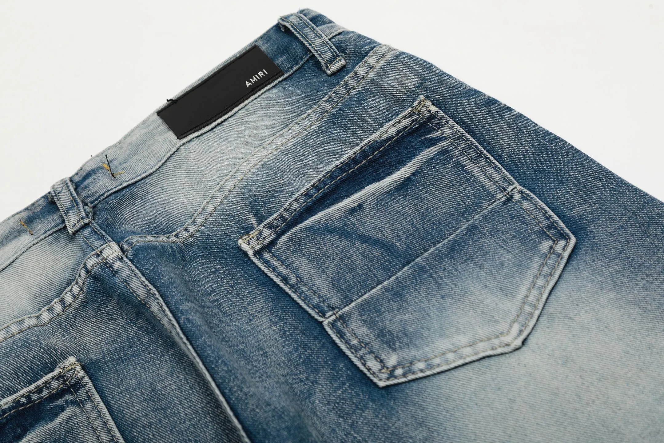 ￼#M04 P168💰 AMIRI splash-ink medal patch embroidered jeans trousers AMIRI high street basic ripped tight stretch jeans trousers Amiriamiri is transliterated as Emil, which is the name of the founder. Mike Amiri, the founder of amiri, grew up in Los Angeles, USA. He was influenced by the local street culture Rock since he was a child, so he founded the amiri brand named after himself. A variety of trendy clothing meets the needs of different trendy players. Amiri clothing has novel and unique styles and is a well-known street brand in the United States. Many of its styles and styles are loved by many street photographers. Various clothing styles meet the needs of different people, show their unique temperament, and show the trend of dressing. amiri's jeans are relatively famous. Not only do they have many styles, but the quality of the jeans is also very good. Many celebrities have also worn amiri brand jeans.  The jeans of the amiri brand break through the production process and cutting of the original jeans. The fabrics are relatively soft and comfortable, and are not as hard as some jeans, which can irritate the skin and cause the skin to bleed when worn. Los Angeles trendy brand Amiri's jeans are made with great detail from tailoring to texture, adding wrinkles, bullet holes, damage and other details to add to the trendiness of the jeans. You can choose the style that suits you according to your own needs. Only when you wear a suitable style can you have a certain sense of fashion.  In recent years, high street has become a word that appears more and more frequently in men's clothing. High street style has also become an important direction for everyone's matching. High street related items are basically inseparable from oversize or off-shoulder tops. The lower body is matched with trackpants or tight-fitting denim. In my opinion, the most representative one is perhaps annihilation. Color; picture color Size: 30-32-34-36