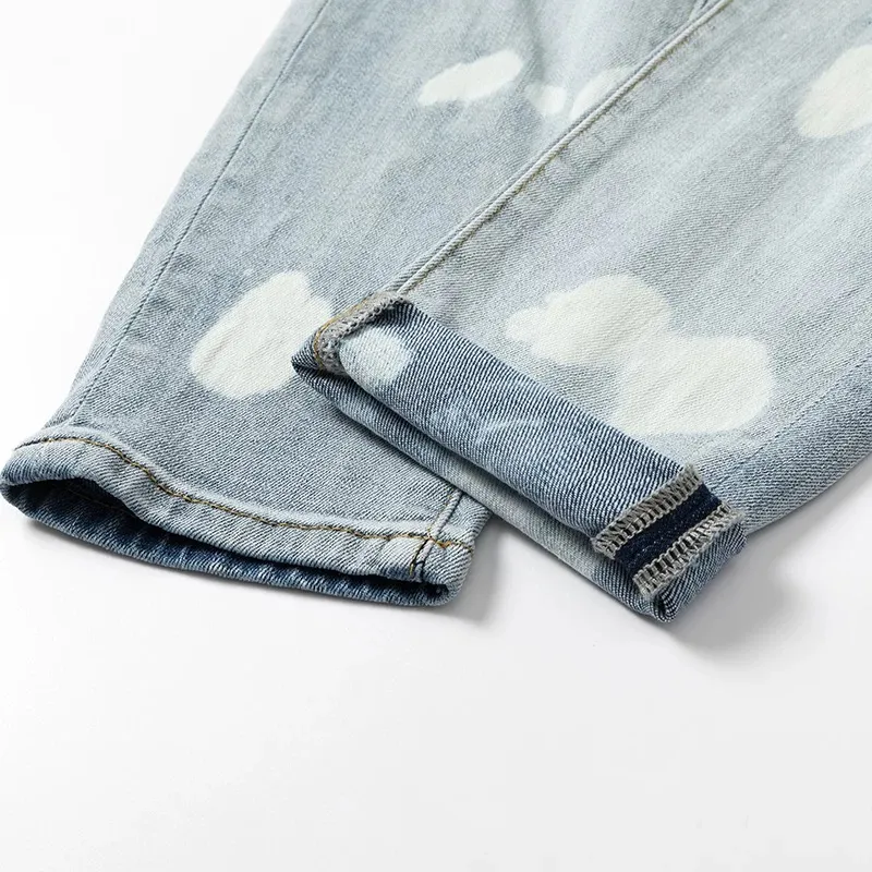 #N17 P246💰 (Top version) AMIRI hot high street jeans slim fit stretch washed knife cut trousers for men AMIRI amiri is transliterated as Emil, which is the name of the founder. Mike Amiri, the founder of amiri, grew up in Los Angeles, USA. He was influenced by local street culture and Punk Rock since he was a child, so he founded the amiri brand named after himself. A variety of trendy clothing meets the needs of different trendy players. Amiri clothing has novel and unique styles and is a well-known street brand in the United States. The styles and styles of many clothes are loved by many street photographers. The various clothing styles meet the dressing needs of different people, show their unique temperament, and show the trend of dressing. amiri's jeans are relatively famous. Not only do they have many styles, but the quality of the jeans is also very good. Many celebrities have also worn amiri brand jeans. Color: Picture color Size: 28, 30, 32, 34, 36 28 30 32 34 36 Waist 71 76 81 86 91 Qianlang 26.5 27.5 28.5 29.5 30.5 Hou Lang 37 38 39 40 41 Foot 14 14.8 15.6 16.4 17.2 Foreign Minister 100 102 104 106 107