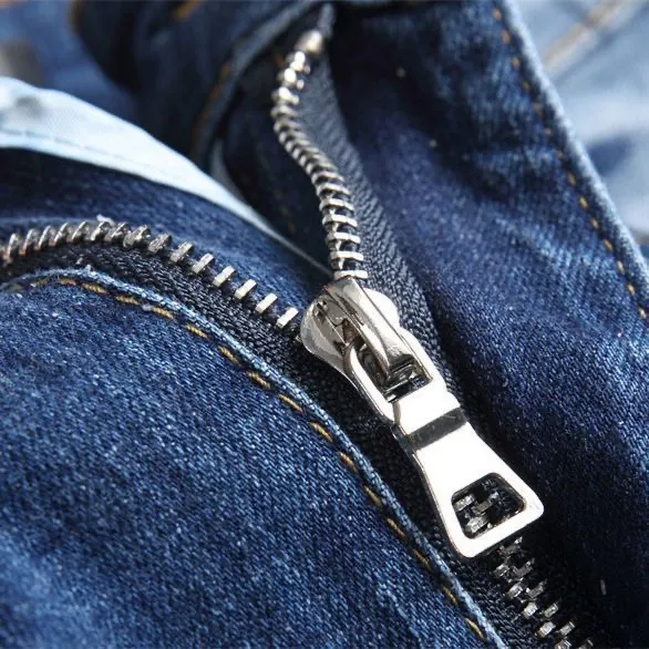 #M39 P168💰 Amiri classic embroidered patched leather distressed lettered jeans. Slim fit jeans. Produced by a major washed factory. Full of high-end. Partial destruction of the knees and patchwork design. Already used as a facade design. Leather waist nameplate. The focus of this style is not on the washing, but on the destroyed shape and version. The secret lies in the craftsmanship of the master. The cost of post-processing, grinding, cutting, etc. is far beyond the cost of assembly line products. Color: Picture color Size: 30-32-34-36