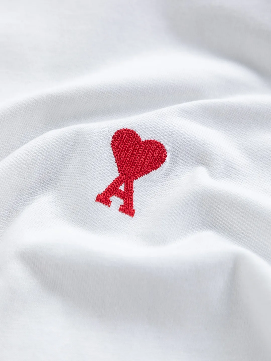 🅿️190 AMI Paris Ami ami ami love slightly wide version S-XL LV 26ss new products are available at the counter simultaneously. Multiple craftsmanship. Red small heart logo on the chest🪡 embroidery. Round neck short-sleeved T-shirt, same style for men and women! Consigned to one-to-one creation. Synchronized with the official website, pure cotton fabrics at the counter! It is close to the skin and comfortable, durable and easy to wear. It has a classic and simple logo design and meticulous original craftsmanship. Short-sleeves, a must-have item for men, do not appear to be the same for the general public, but must be unique and eye-catching. This LV short-sleeve is all about quality, comfort, and the same shape and fashion as always, including fabrics and tailoring techniques. We have put a lot of effort into it! 320 grams of washed pure cotton fabric, pure cotton is breathable, very refreshing and comfortable for daily wear. The rib knitting on the neckline is smooth and tight, and the neckline will not be skewed if you toss it casually. The loose version, you will find that it looks really good on the upper body. The overall is minimalist and neat, super versatile for daily use! Pair it casually with a pair of pants for a youthful look. A T-shirt will make your outfit crazy. It is a fashionable item that can never go wrong! Color: Black White Size: S-XL Size chart: S: Shoulder width 50-Bust 56-Length 70 M: Shoulder width 52-Bust 57-Length 72 L: Shoulder width 54-Bust 59-Length 74 XL: Shoulder width 56-Bust 62-Length 76