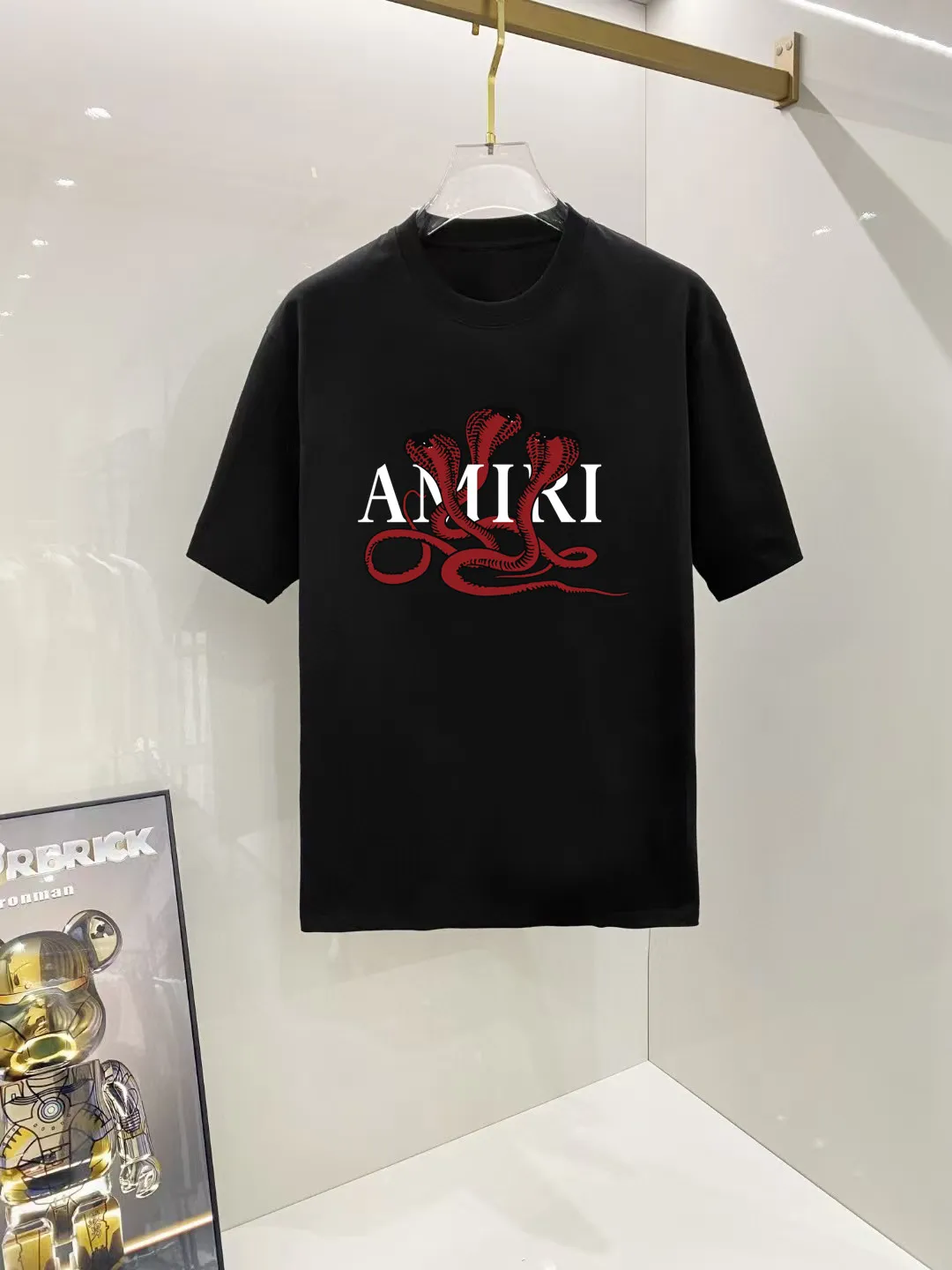 P140 AMIRI# 2025 spring and summer new style debut counter, the latest short-sleeved round neck T-shirt, high-end custom design, avant-garde and fashionable! The brand logo is designed with heavy craftsmanship. High-end customized 250g Xinjiang long-staple cotton fabric. Soft to the touch. Comfortable to wear. Exquisite stitching at the counter level. Fine workmanship. The upper body effect is incomparably handsome! A must-have item for a stylish man! Color: black. White! Size: S M L