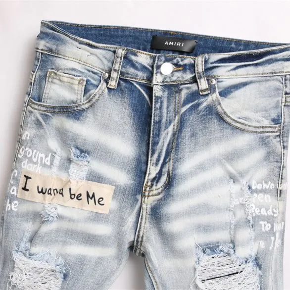 P186 Top replica AMIRI splash-ink medal patch embroidered jeans trousers AMIRI high street basic ripped tight stretch jeans trousers Amiriamiri is transliterated as Emil, which is the name of the founder. Mike Amiri, the founder of amiri, grew up in Los Angeles, USA. He was influenced by the local street culture Rock since childhood, so he founded the amiri brand named after himself. A variety of trendy brand clothing meets the needs of different fashion players. Amiri clothing has novel and unique styles and is a well-known street brand in the United States. Many of its styles and styles are loved by many street photographers. Various clothing styles meet the needs of different people, show their unique temperament, and show the trend of dressing. amiri's jeans are relatively famous. Not only do they have many styles, but the quality of the jeans is also very good. Many celebrities have also worn amiri brand jeans.  The jeans of the amiri brand break through the production process and cutting of the original jeans. The fabrics are relatively soft and comfortable, and are not as hard as some jeans, which can irritate the skin and cause the skin to bleed when worn. Los Angeles trendy brand Amiri's jeans are made with great detail from tailoring to texture, adding wrinkles, bullet holes, damage and other details to add to the trendiness of the jeans. You can choose the style that suits you according to your own needs. Only when you wear a suitable style can you have a certain sense of fashion.  In recent years, high street has become a word that appears more and more frequently in men's clothing. High street style has also become an important direction for everyone's matching. High street related items are basically inseparable from oversize or off-shoulder tops. The lower body is matched with trackpants or tight-fitting denim. In my opinion, the most representative one is perhaps annihilation. Color; picture color Size: m l xl xxl