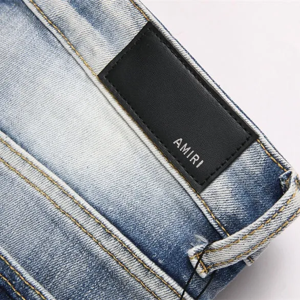 P186 Top replica AMIRI splash-ink medal patch embroidered jeans trousers AMIRI high street basic ripped tight stretch jeans trousers Amiriamiri is transliterated as Emil, which is the name of the founder. Mike Amiri, the founder of amiri, grew up in Los Angeles, USA. He was influenced by the local street culture Rock since childhood, so he founded the amiri brand named after himself. A variety of trendy brand clothing meets the needs of different fashion players. Amiri clothing has novel and unique styles and is a well-known street brand in the United States. Many of its styles and styles are loved by many street photographers. Various clothing styles meet the needs of different people, show their unique temperament, and show the trend of dressing. amiri's jeans are relatively famous. Not only do they have many styles, but the quality of the jeans is also very good. Many celebrities have also worn amiri brand jeans.  The jeans of the amiri brand break through the production process and cutting of the original jeans. The fabrics are relatively soft and comfortable, and are not as hard as some jeans, which can irritate the skin and cause the skin to bleed when worn. Los Angeles trendy brand Amiri's jeans are made with great detail from tailoring to texture, adding wrinkles, bullet holes, damage and other details to add to the trendiness of the jeans. You can choose the style that suits you according to your own needs. Only when you wear a suitable style can you have a certain sense of fashion.  In recent years, high street has become a word that appears more and more frequently in men's clothing. High street style has also become an important direction for everyone's matching. High street related items are basically inseparable from oversize or off-shoulder tops. The lower body is matched with trackpants or tight-fitting denim. In my opinion, the most representative one is perhaps annihilation. Color; picture color Size: m l xl xxl