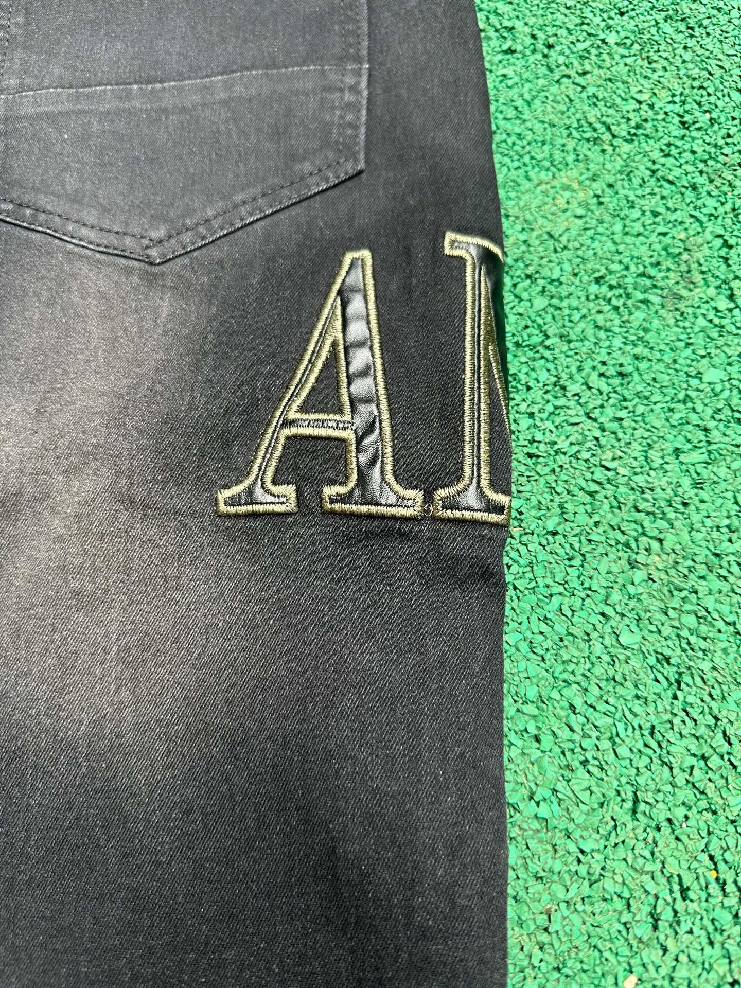 #M93 P168💰 AMIRI patch embroidery jeans trousers AMIRI high street basic ripped tight elastic jeans trousers amiri brand jeans break the production process and cutting of the original jeans, the fabrics are softer and more comfortable Hand-sewn collar label Customized logo buttons Genuine leather tag Color: Picture color Size: 30-32-34-36