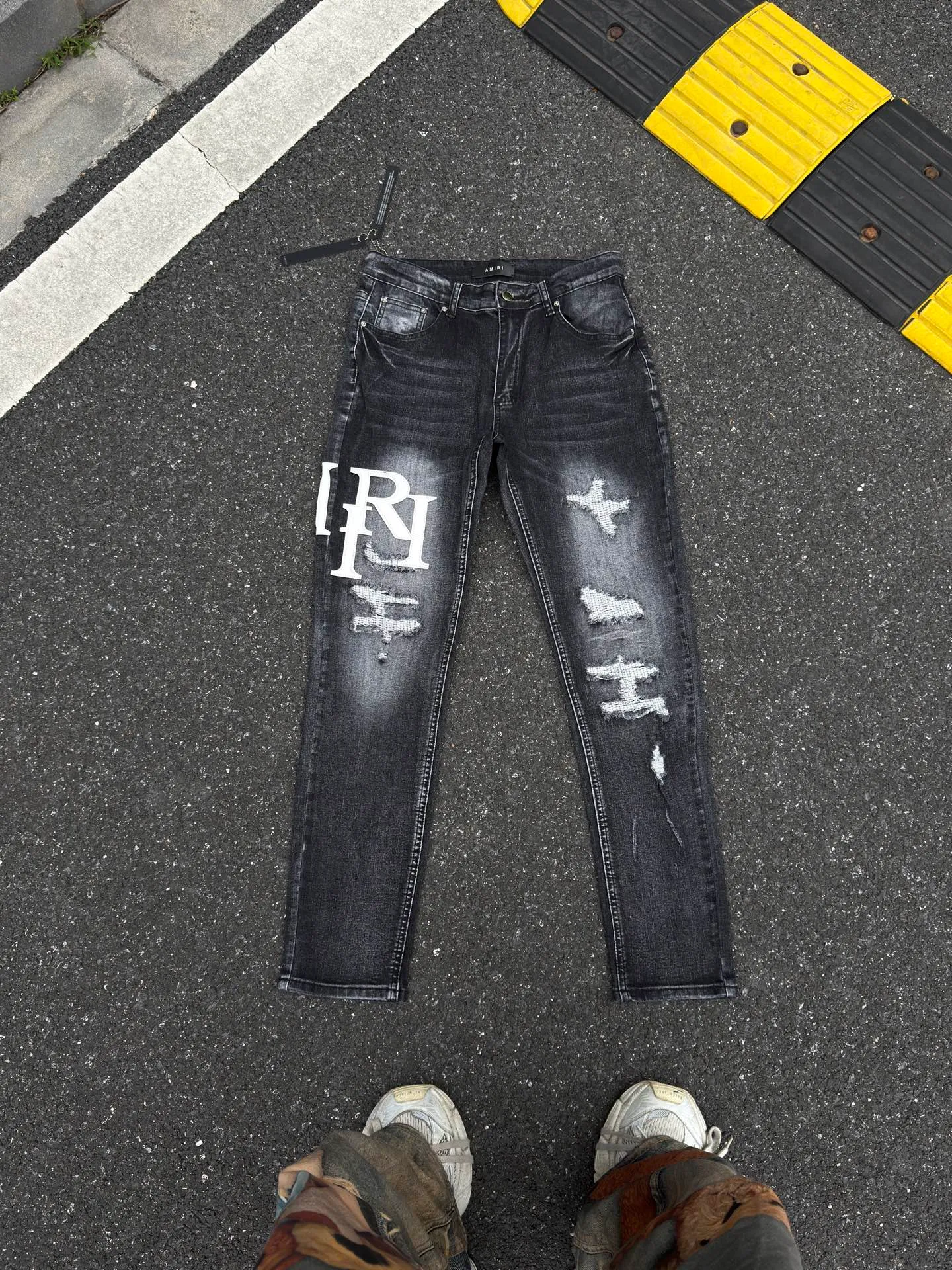 P240 💰AM02 AMIRI new jeans, washed ripped holes, whiskering leather denim trousers, same style for men and women Size: S-XL (28-34)