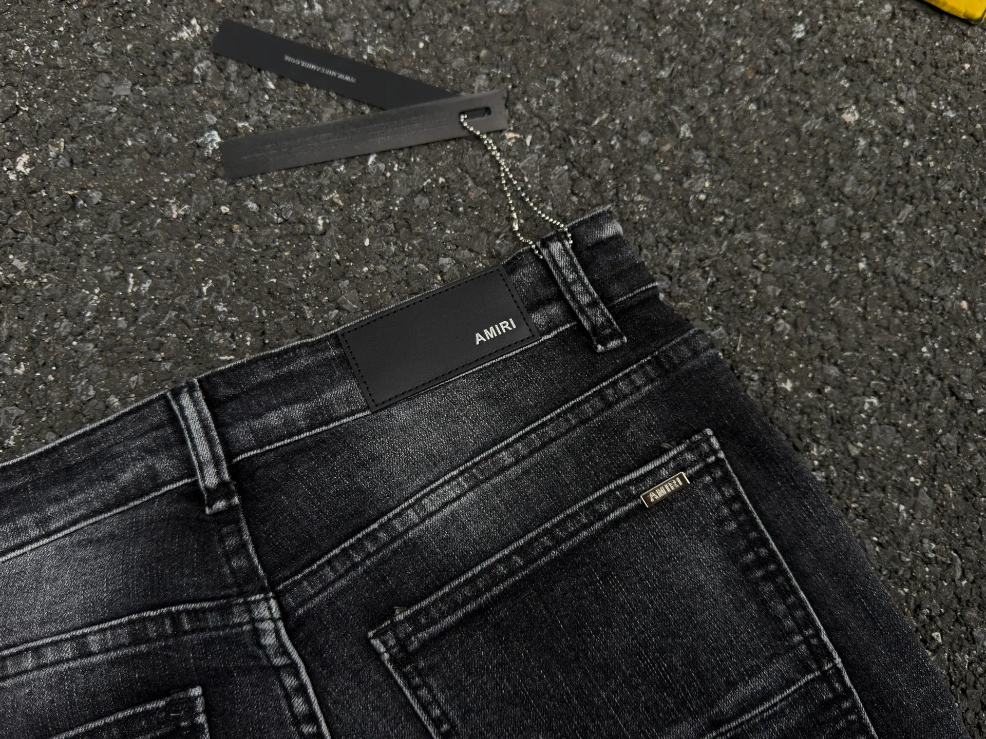 P240 💰AM02 AMIRI new jeans, washed ripped holes, whiskering leather denim trousers, same style for men and women Size: S-XL (28-34)