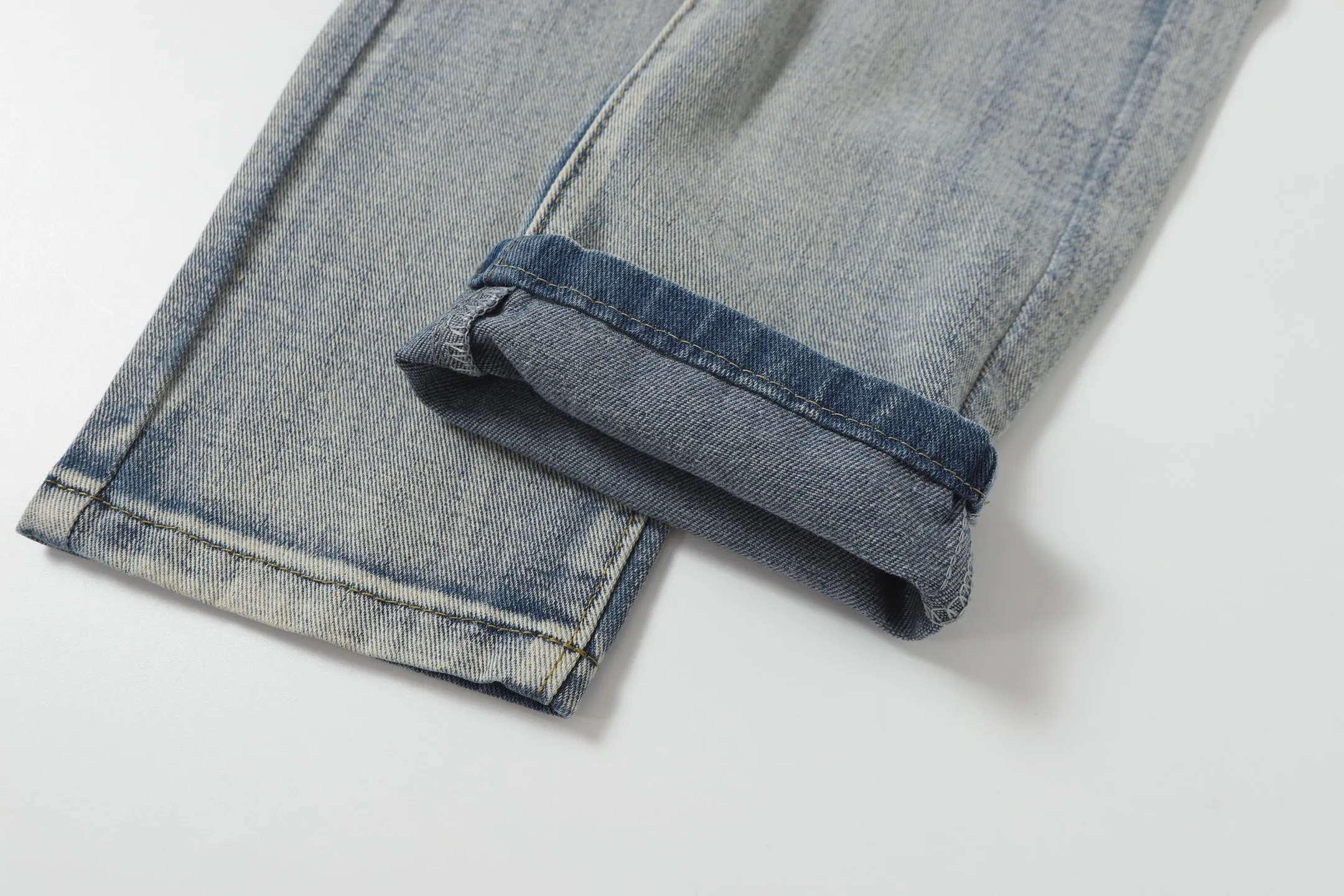 P236 Actual photo [High quality] Code: B08 Color: Picture color Size: S to XXXL AMIRI patch embroidery jeans trousers AMIRI high street basic ripped loose casual versatile jeans trousers amiri brand jeans break the production process and cutting of the original jeans, the fabrics are softer and more comfortable Hand-sewn collar label Customized logo buttons Genuine leather tag Size Pants length Waist Hips Unit cm S 98 68 100 M 99 72 104 L 100 76 108 XL 101 80 112 XXL 102 84 116 XXXL 103 88 120