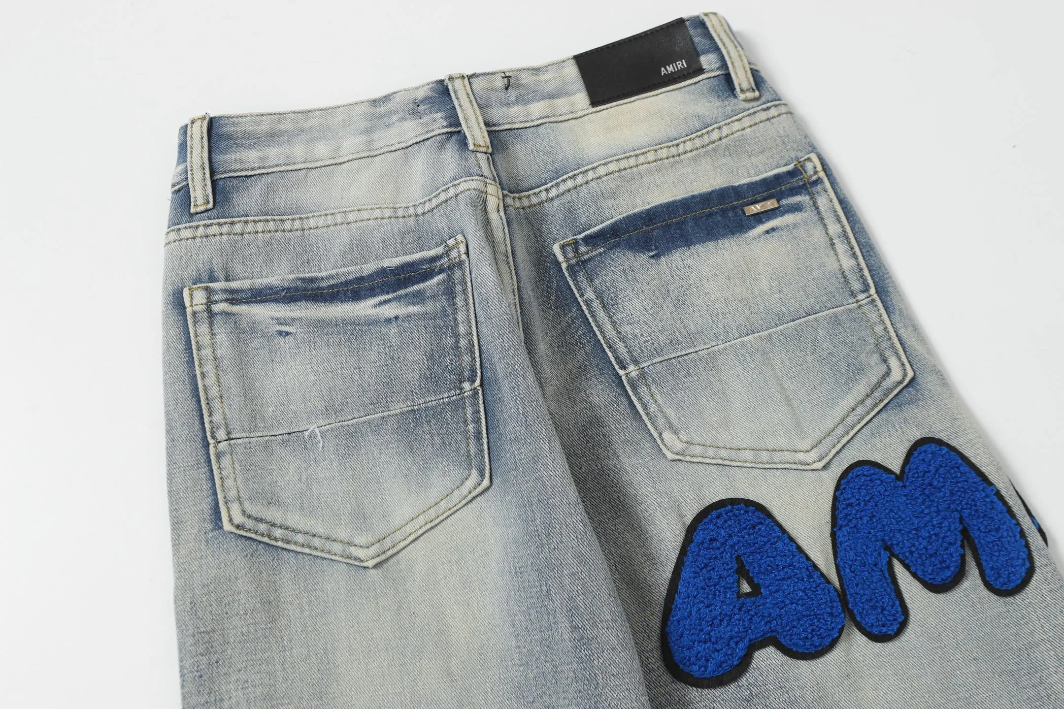 P236 Actual photo [High quality] Code: B08 Color: Picture color Size: S to XXXL AMIRI patch embroidery jeans trousers AMIRI high street basic ripped loose casual versatile jeans trousers amiri brand jeans break the production process and cutting of the original jeans, the fabrics are softer and more comfortable Hand-sewn collar label Customized logo buttons Genuine leather tag Size Pants length Waist Hips Unit cm S 98 68 100 M 99 72 104 L 100 76 108 XL 101 80 112 XXL 102 84 116 XXXL 103 88 120