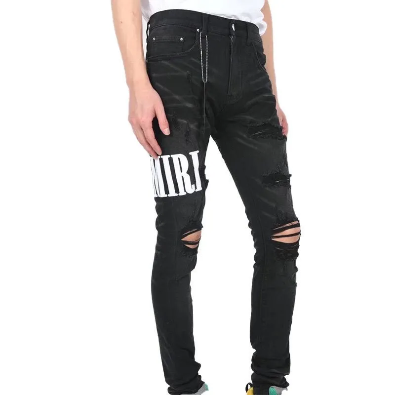 P180 Top replica AMIRI patch embroidered jeans trousers AMIRI high street basic ripped tight stretch jeans trousers Amiriamiri is transliterated as Emil, which is the name of the founder. Mike Amiri, the founder of amiri, grew up in Los Angeles, USA. He was influenced by the local street culture Rock since childhood, so he founded the amiri brand named after himself. A variety of trendy clothing meets the needs of different fashion players. Amiri clothing has novel and unique styles and is a well-known street brand in the United States. Many of its styles and styles are loved by many street photographers. Various clothing styles meet the needs of different people, show their unique temperament, and show the trend of dressing. amiri's jeans are relatively famous. Not only do they have many styles, but the quality of the jeans is also very good. Many celebrities have also worn amiri brand jeans.  The jeans of the amiri brand break through the production process and cutting of the original jeans. The fabrics are relatively soft and comfortable, and are not as hard as some jeans, which can irritate the skin and cause the skin to bleed when worn. Los Angeles trendy brand Amiri's jeans are made with great detail from tailoring to texture, adding wrinkles, bullet holes, damage and other details to add to the trendiness of the jeans. You can choose the style that suits you according to your own needs. Only when you wear a suitable style can you have a certain sense of fashion.  In recent years, high street has become a word that appears more and more frequently in men's clothing. High street style has also become an important direction for everyone's matching. High street related items are basically inseparable from oversize or off-shoulder tops. The lower body is matched with trackpants or tight-fitting denim. In my opinion, the most representative one is perhaps annihilation. Color; picture color Size: m l xl xxl
