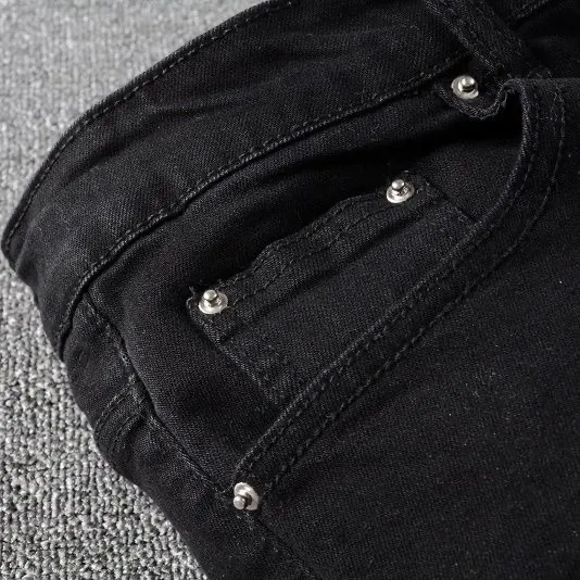 P180 Top replica AMIRI patch embroidered jeans trousers AMIRI high street basic ripped tight stretch jeans trousers Amiriamiri is transliterated as Emil, which is the name of the founder. Mike Amiri, the founder of amiri, grew up in Los Angeles, USA. He was influenced by the local street culture Rock since childhood, so he founded the amiri brand named after himself. A variety of trendy clothing meets the needs of different fashion players. Amiri clothing has novel and unique styles and is a well-known street brand in the United States. Many of its styles and styles are loved by many street photographers. Various clothing styles meet the needs of different people, show their unique temperament, and show the trend of dressing. amiri's jeans are relatively famous. Not only do they have many styles, but the quality of the jeans is also very good. Many celebrities have also worn amiri brand jeans.  The jeans of the amiri brand break through the production process and cutting of the original jeans. The fabrics are relatively soft and comfortable, and are not as hard as some jeans, which can irritate the skin and cause the skin to bleed when worn. Los Angeles trendy brand Amiri's jeans are made with great detail from tailoring to texture, adding wrinkles, bullet holes, damage and other details to add to the trendiness of the jeans. You can choose the style that suits you according to your own needs. Only when you wear a suitable style can you have a certain sense of fashion.  In recent years, high street has become a word that appears more and more frequently in men's clothing. High street style has also become an important direction for everyone's matching. High street related items are basically inseparable from oversize or off-shoulder tops. The lower body is matched with trackpants or tight-fitting denim. In my opinion, the most representative one is perhaps annihilation. Color; picture color Size: m l xl xxl