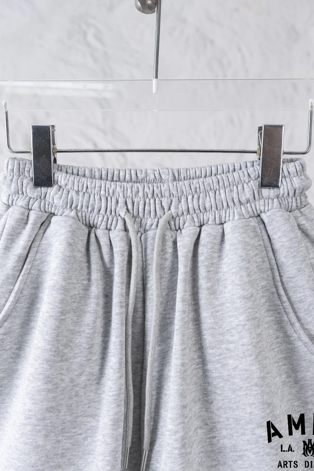 P180 AMIRI new shorts, classic printed shorts, light luxury, a must-have item for daily commuting for men and women, correct version, welcome to compare, detailed features · Made of 360g Xinjiang cotton double yarn fish scale terry fabric · Elastic waistband · Double needle stitching and cross-stitching process Color: black/grey Size: S M L XL XXL (please state your height and weight when placing an order)
