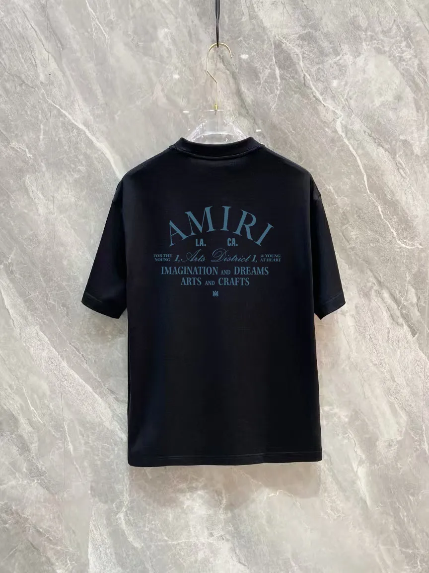 P150 AMIRI 2025 spring and summer new style debut counter, the latest short-sleeved round neck T-shirt, high-end custom design, avant-garde and fashionable! The brand logo is designed with heavy craftsmanship printing, 250 grams of Xinjiang long-staple cotton fabric, comfortable to wear. Counter-level exquisite stitching. Fine workmanship. The upper body effect is incomparably handsome! A must-have item for a stylish man! Color: Black White Size: S-2XL (sub-size) Slightly wide version Size: S M L Due to manual measurement, there is a deviation of about 1-3CM in the size, please forgive me.