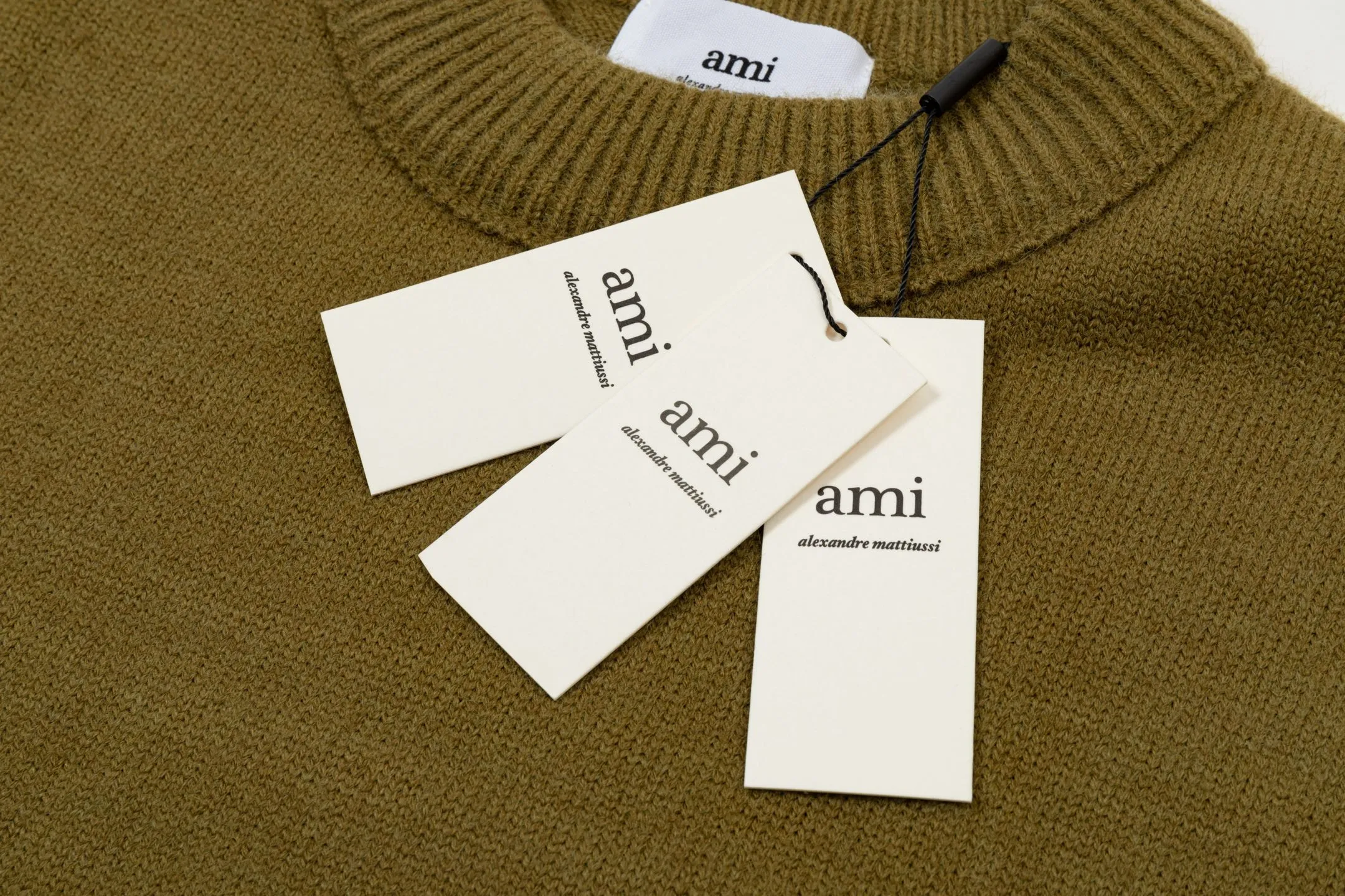 8200# Ami Paris2025 [New product for autumn and winter] Black love jacquard ADC Merino round neck pullover sweater with reverse bone stitching throughout the body. Same style for men and women. Oversize version. Color: white apricot, dark gray, green khaki, size S-XL