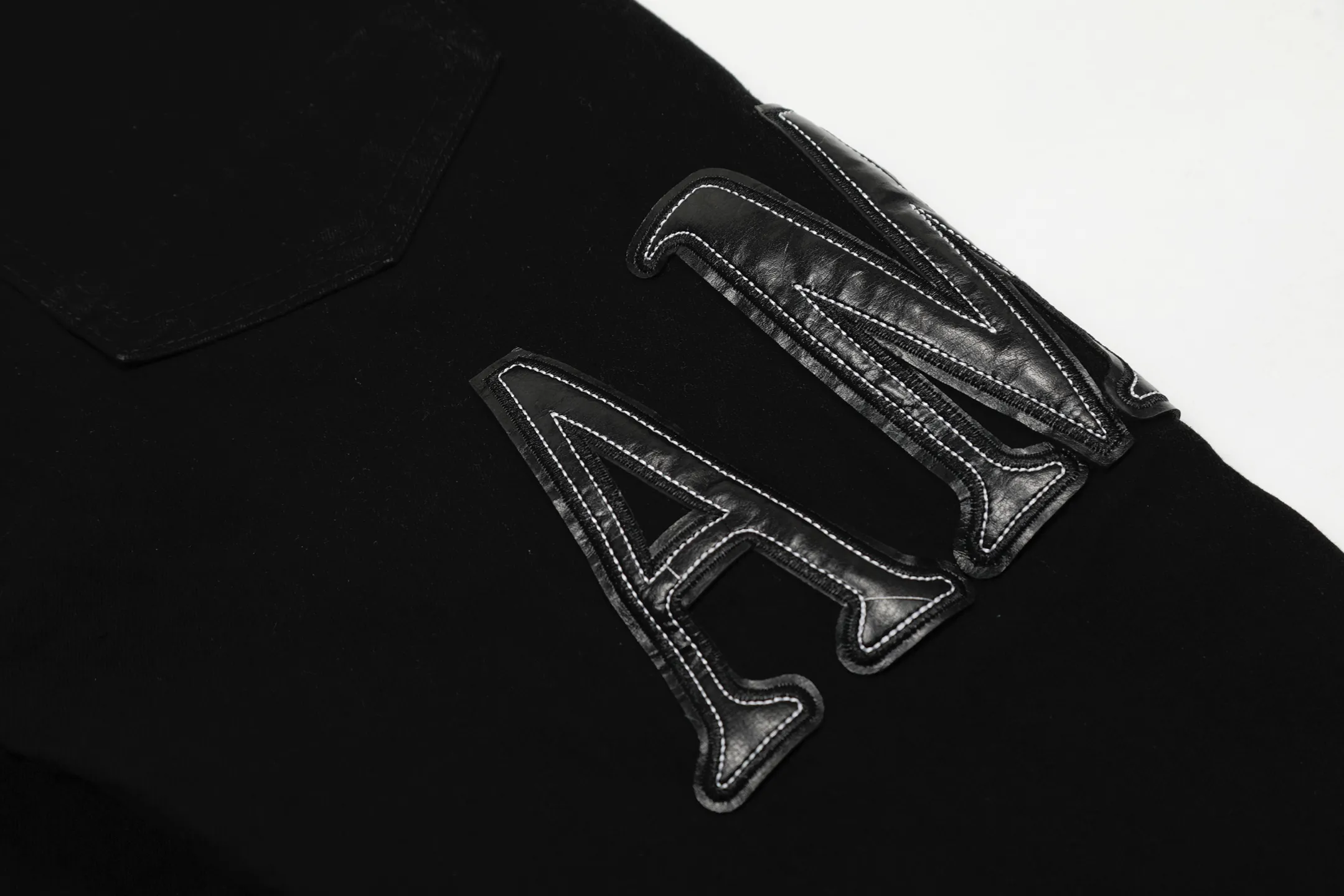 #M34 P168💰 Amiri classic embroidered patched leather ripped lettering jeans. Slim fit jeans. Produced by a major washed factory. Full of high-end. Partial destruction of the knees and patchwork design. Already used as a facade design. Leather waist nameplate. The focus of this style is not on the washing, but on the shape and version of the destruction. The secret lies in the craftsmanship of the master. The cost of post-processing, grinding, cutting, etc. is far beyond the cost of assembly line products. Color: Picture color Size: 30-32-34-36
