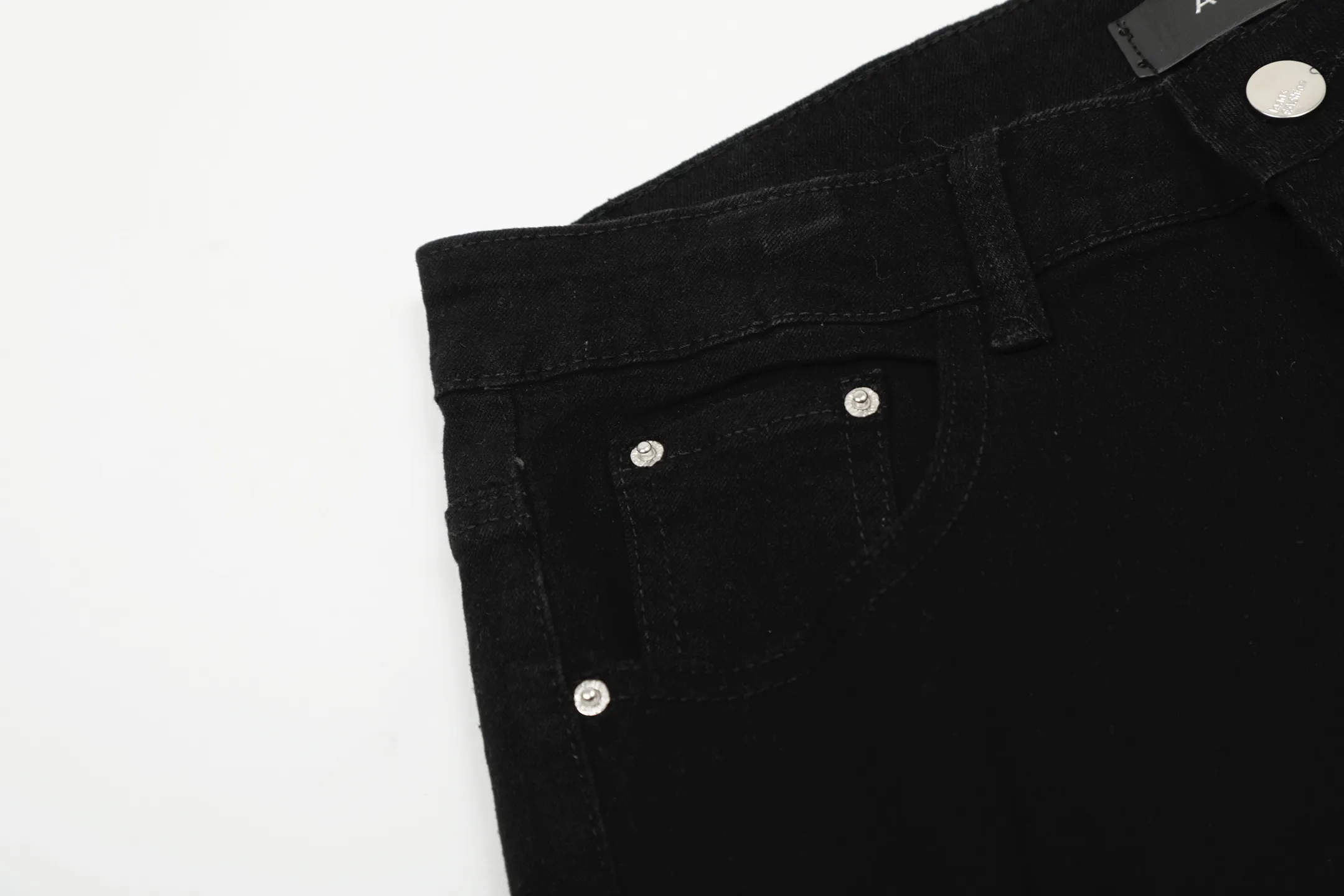 #M34 P168💰 Amiri classic embroidered patched leather ripped lettering jeans. Slim fit jeans. Produced by a major washed factory. Full of high-end. Partial destruction of the knees and patchwork design. Already used as a facade design. Leather waist nameplate. The focus of this style is not on the washing, but on the shape and version of the destruction. The secret lies in the craftsmanship of the master. The cost of post-processing, grinding, cutting, etc. is far beyond the cost of assembly line products. Color: Picture color Size: 30-32-34-36
